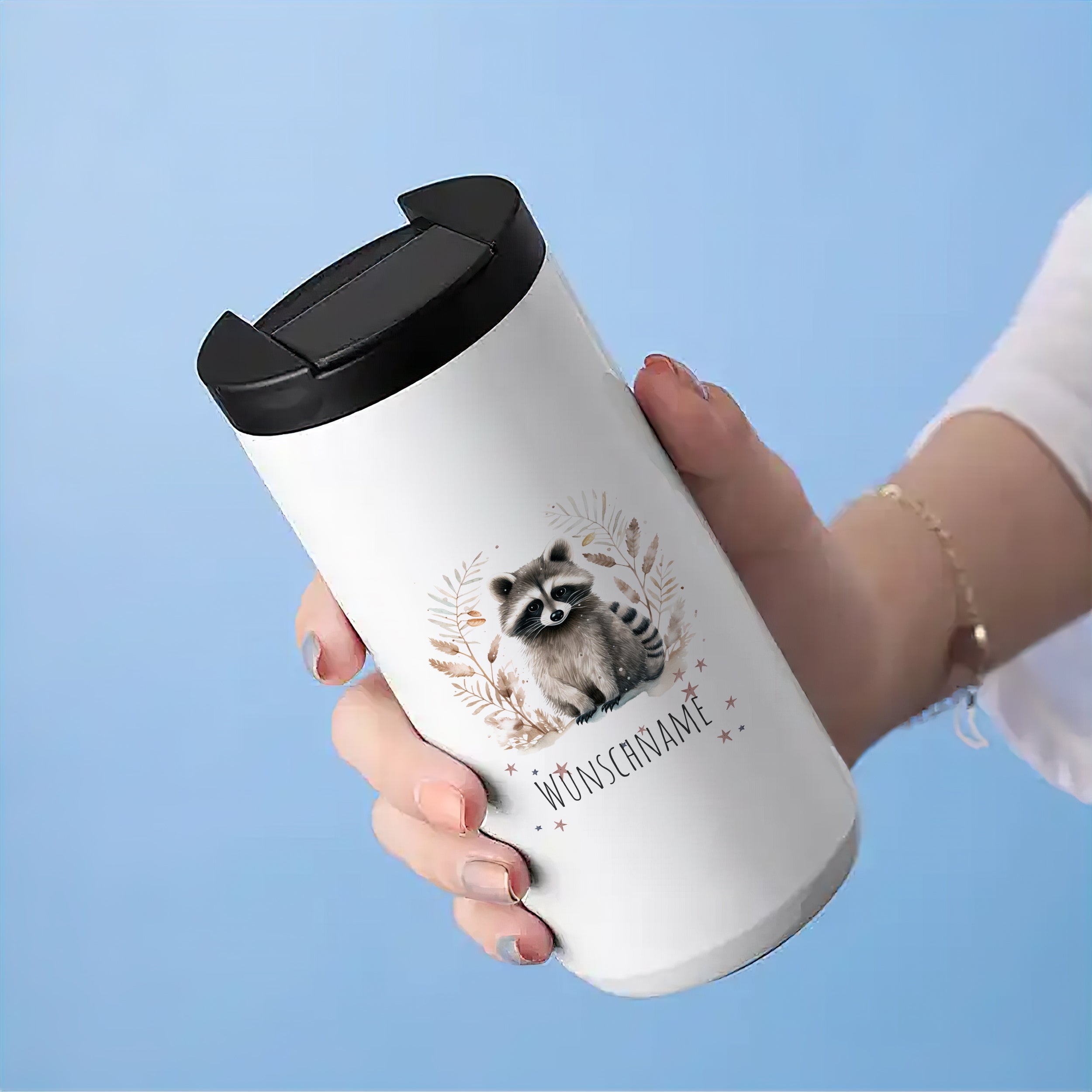 Weißer Becher mit Waschbär-Design und Wunschname.