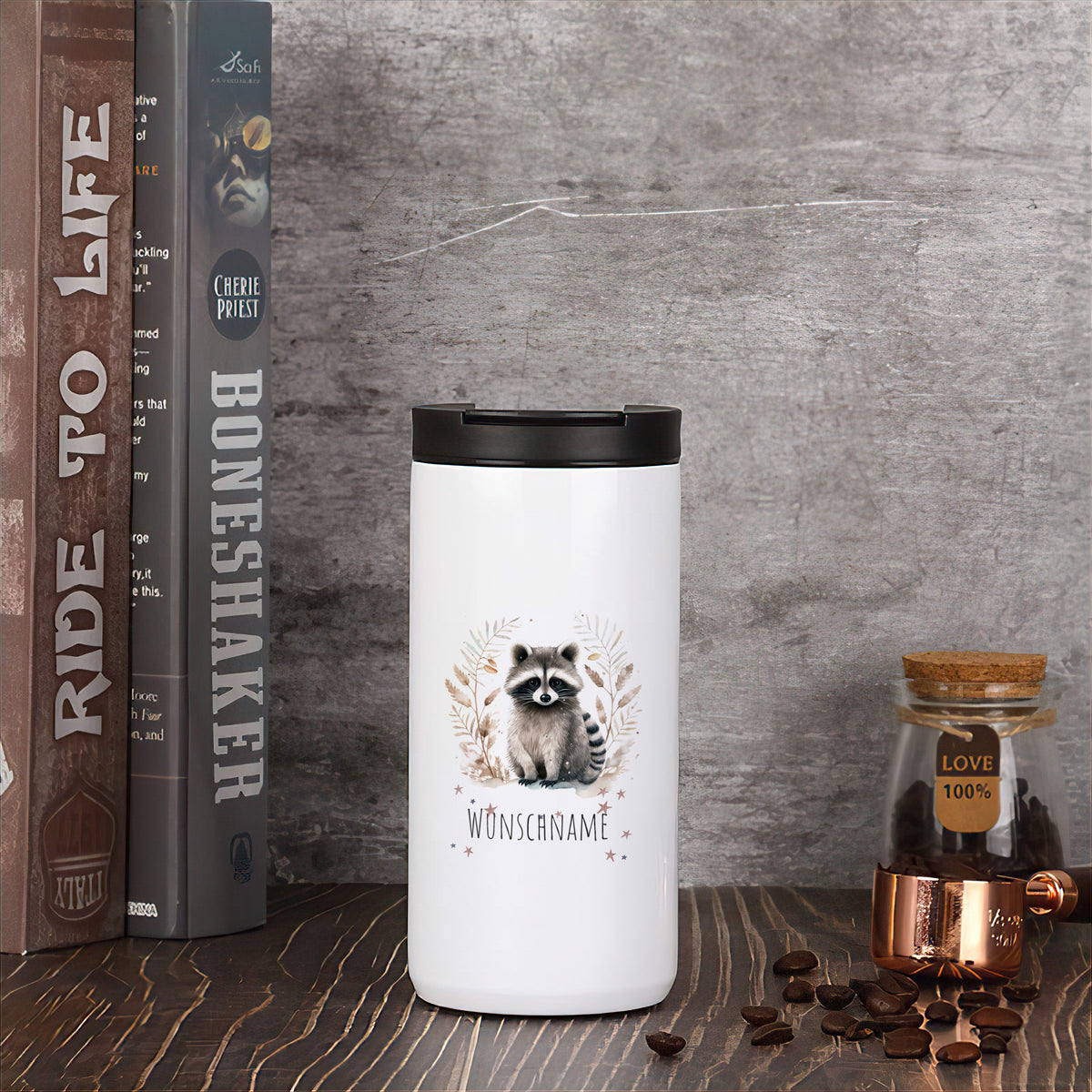 Weißer Thermobecher mit Waschbär und Wunschname.