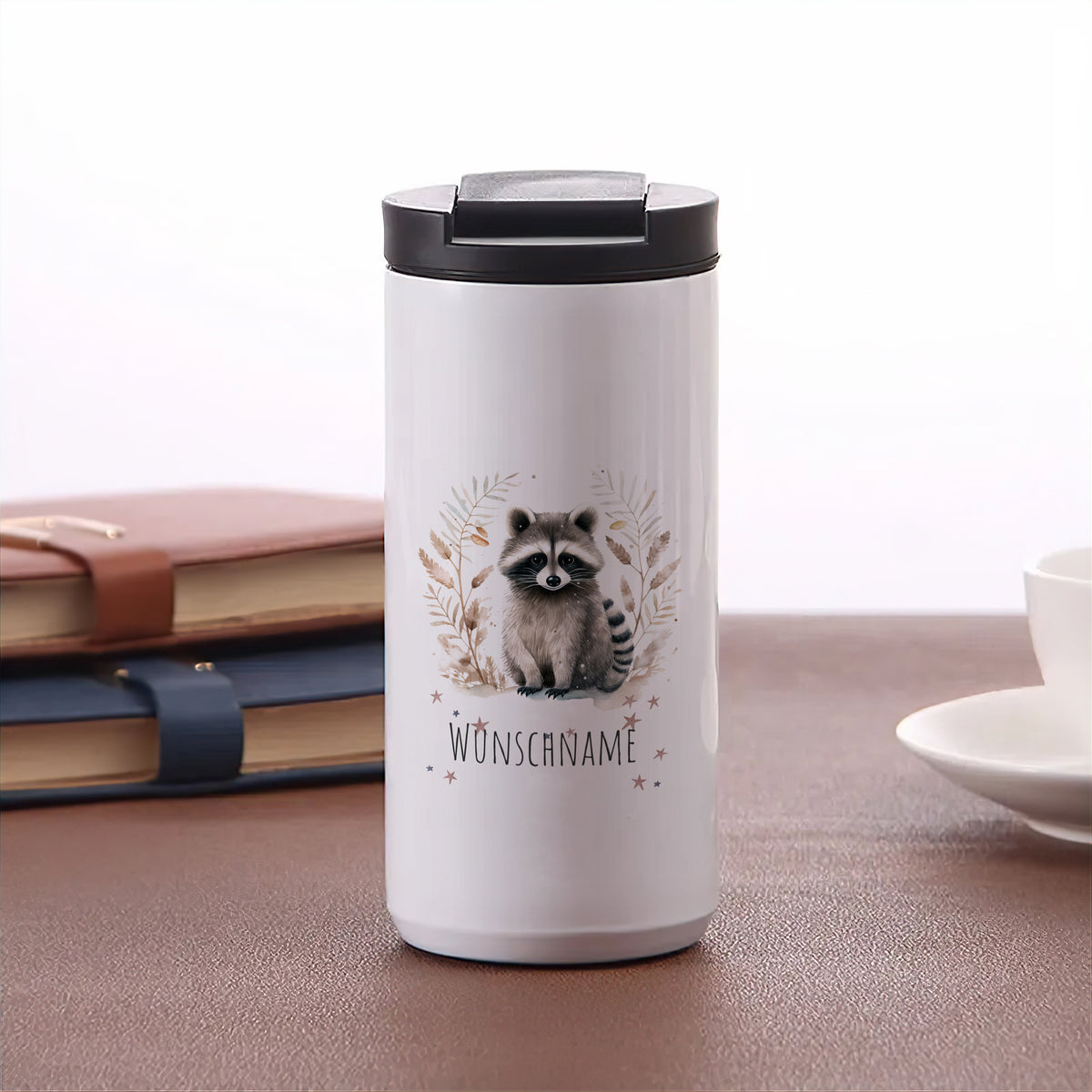 Weißer Thermobecher mit Waschbär und Wunschname.