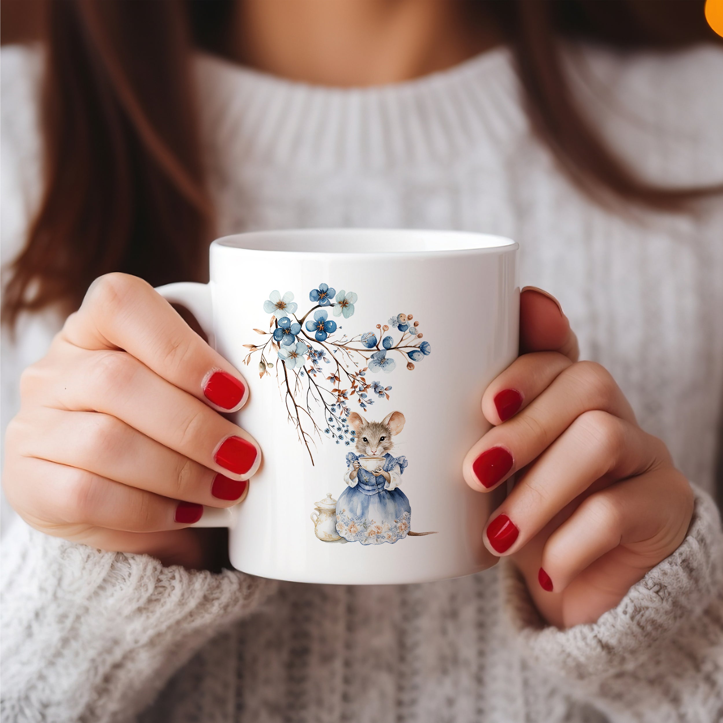 Weiße Tasse mit Maus und blauen Blumenmotiven.