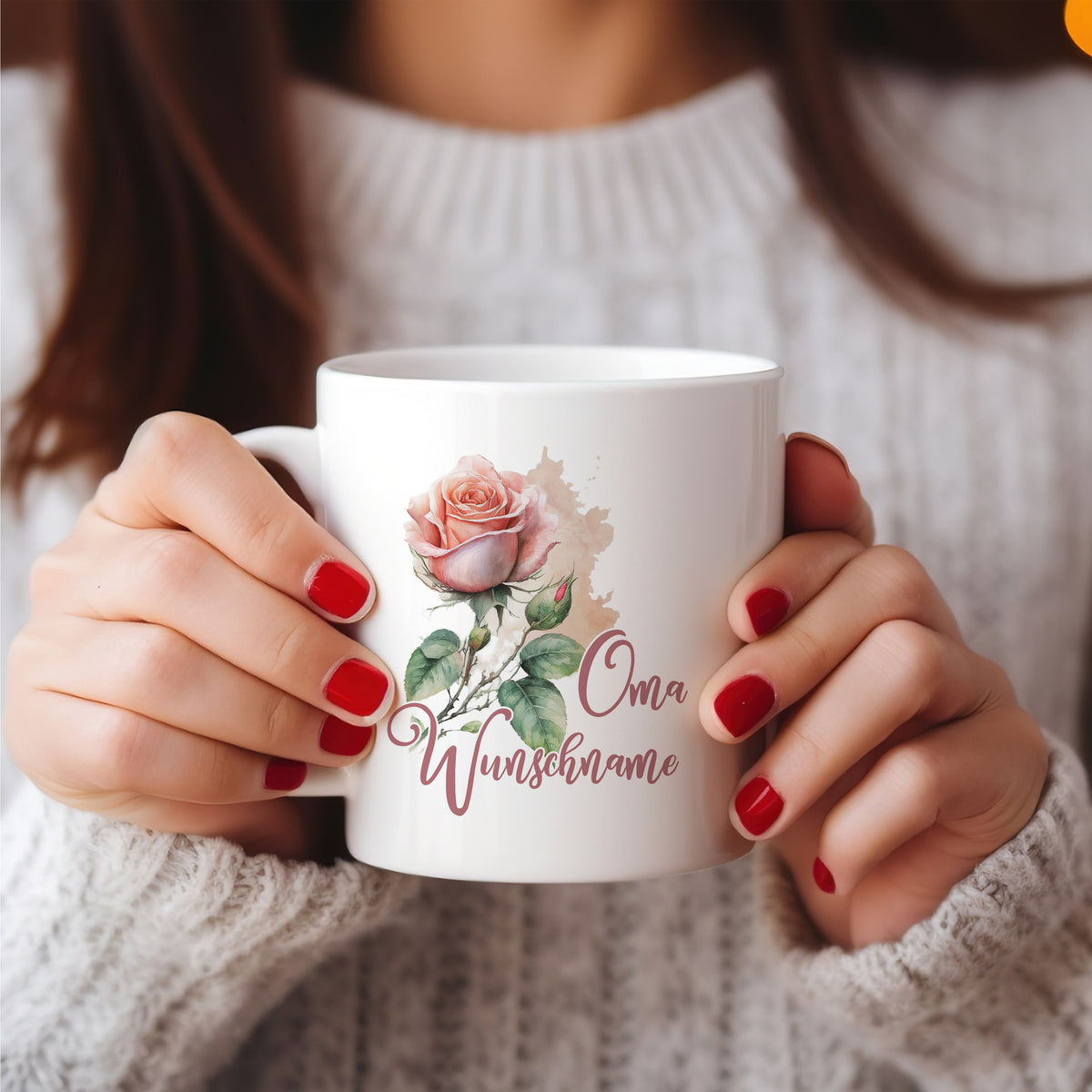 Weiße Tasse mit rosa Rose und "Oma Wunschname" Schriftzug.