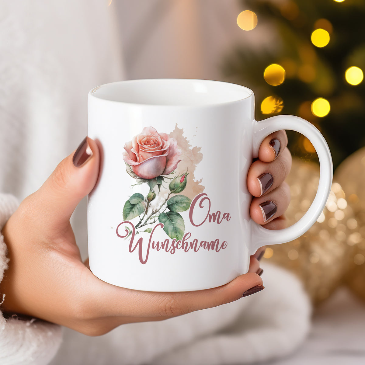 Weißer Becher mit rosa Rose und „Oma Wunschname“-Aufdruck.