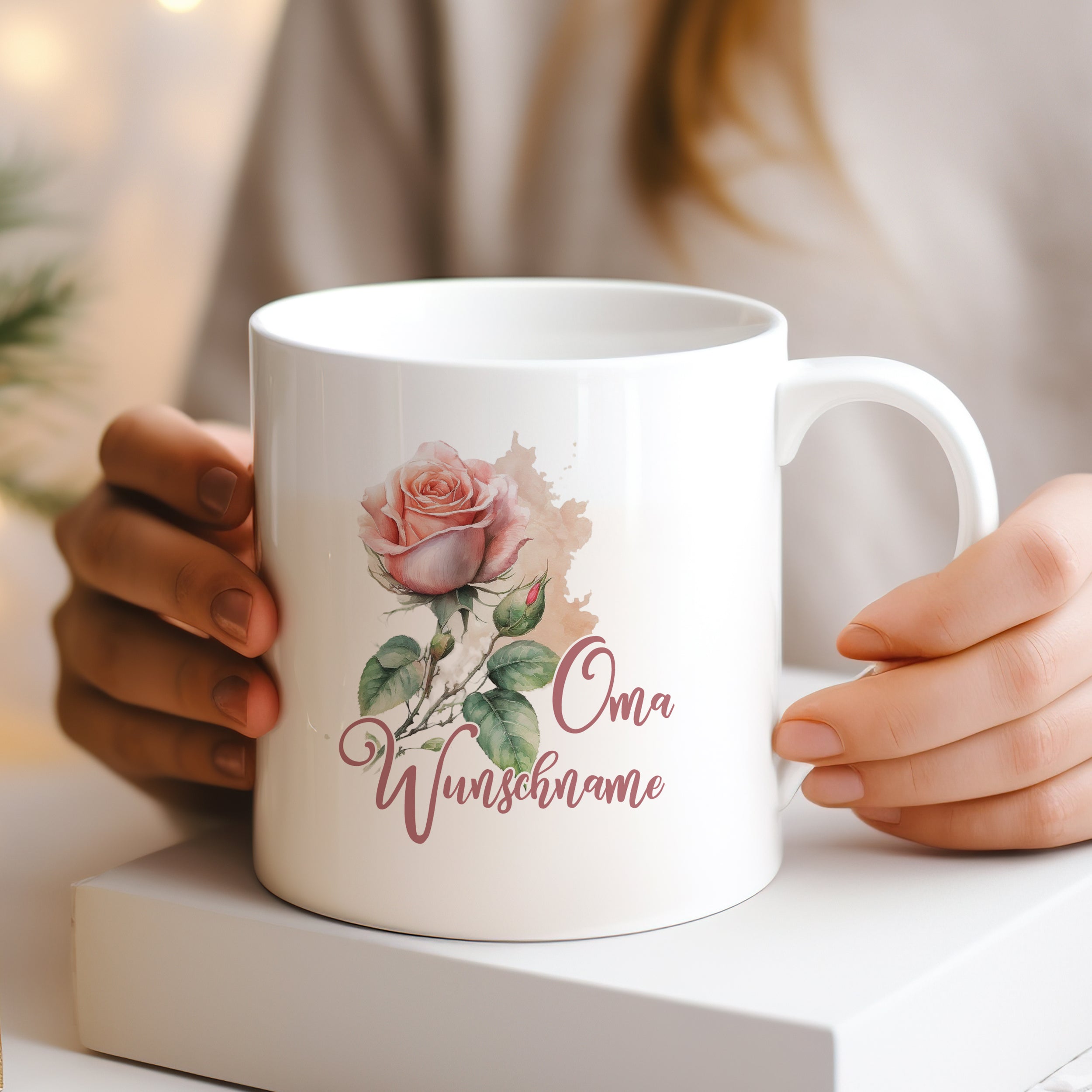 Weiße Tasse mit rosa Rose und "Oma Wunschname" Schriftzug.