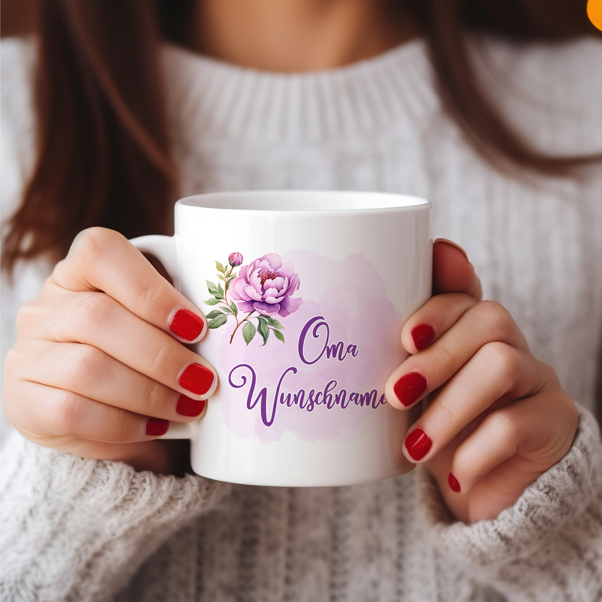 Weiße Tasse mit floralem Design und Aufschrift "Oma Wunschname".