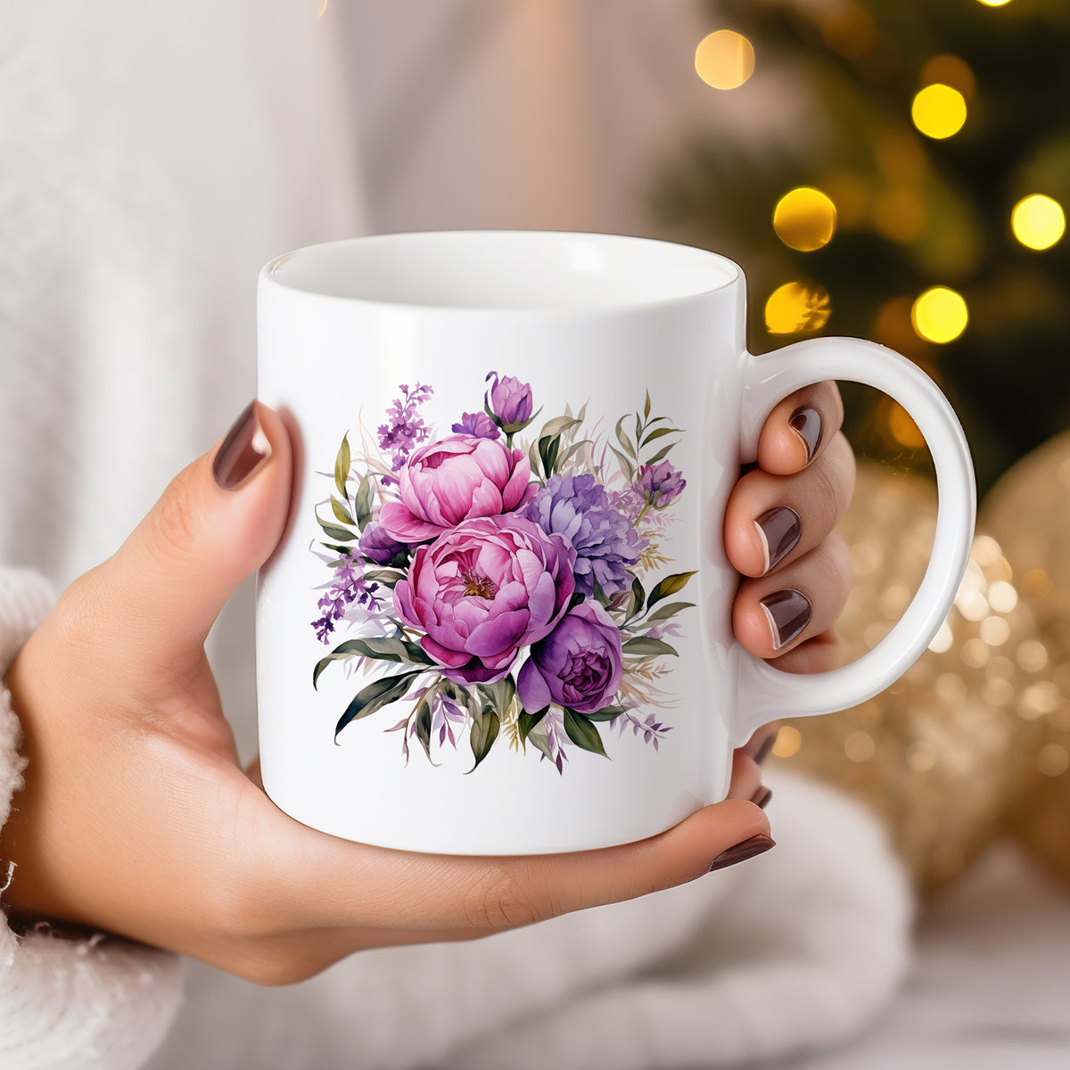 Weißer Becher mit lila Rosen und floralen Motiven.
