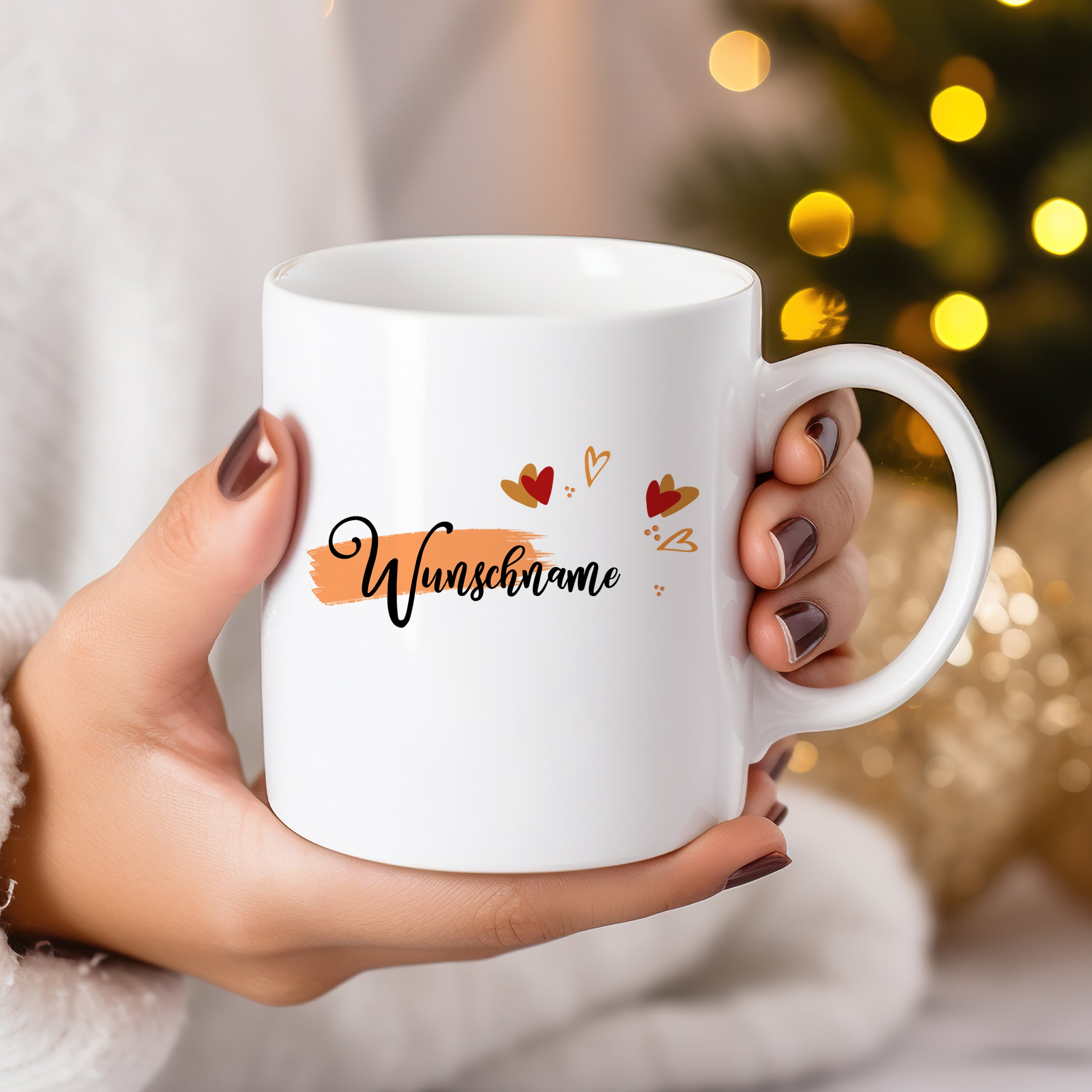 Weiße Tasse mit dem Schriftzug "Wunschname" und Herzmotiven.