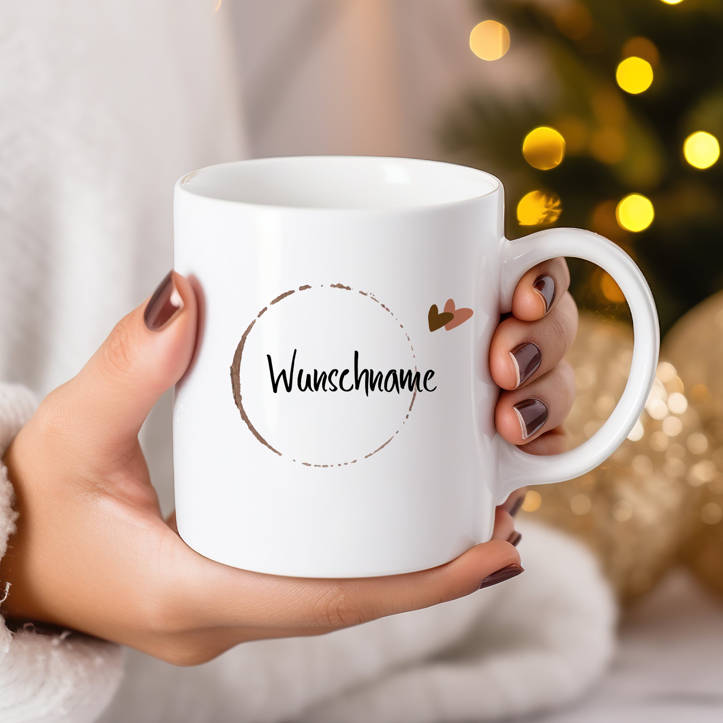 Weiße Tasse mit personalisiertem Namen und goldenen Akzenten.