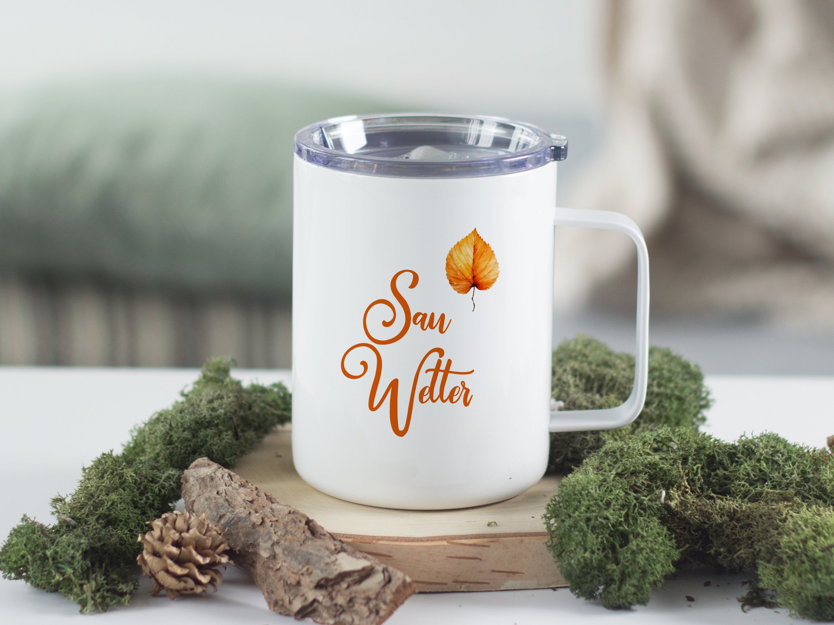 Weißer Becher mit orangefarbenem Blatt und Schriftzug "San Witter"