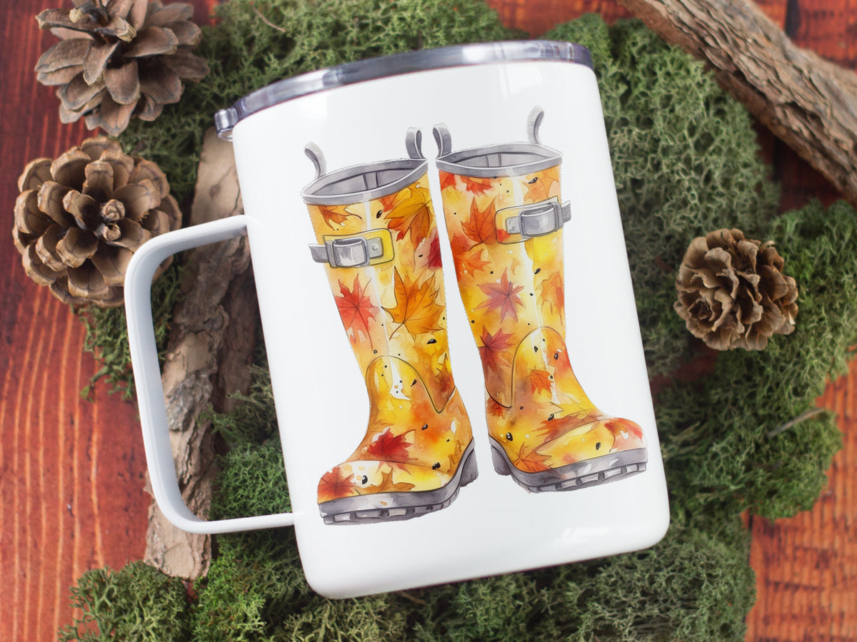 Bunte Gummistiefel mit Herbstblättern in Gelb und Orange.