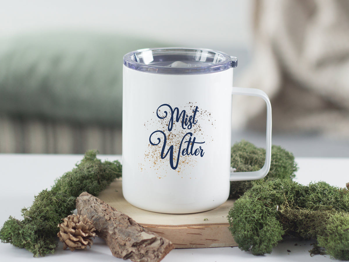 Weißer Becher mit blauem Schriftzug "Mist Water" und transparentem Deckel.