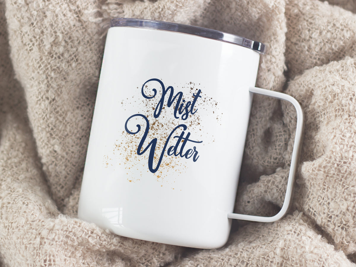 Weißer Becher mit blauer Schrift "Mist Wetter".