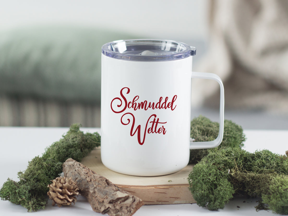 Weißer Becher mit rotem Schriftzug "Schmuddel Wetter"