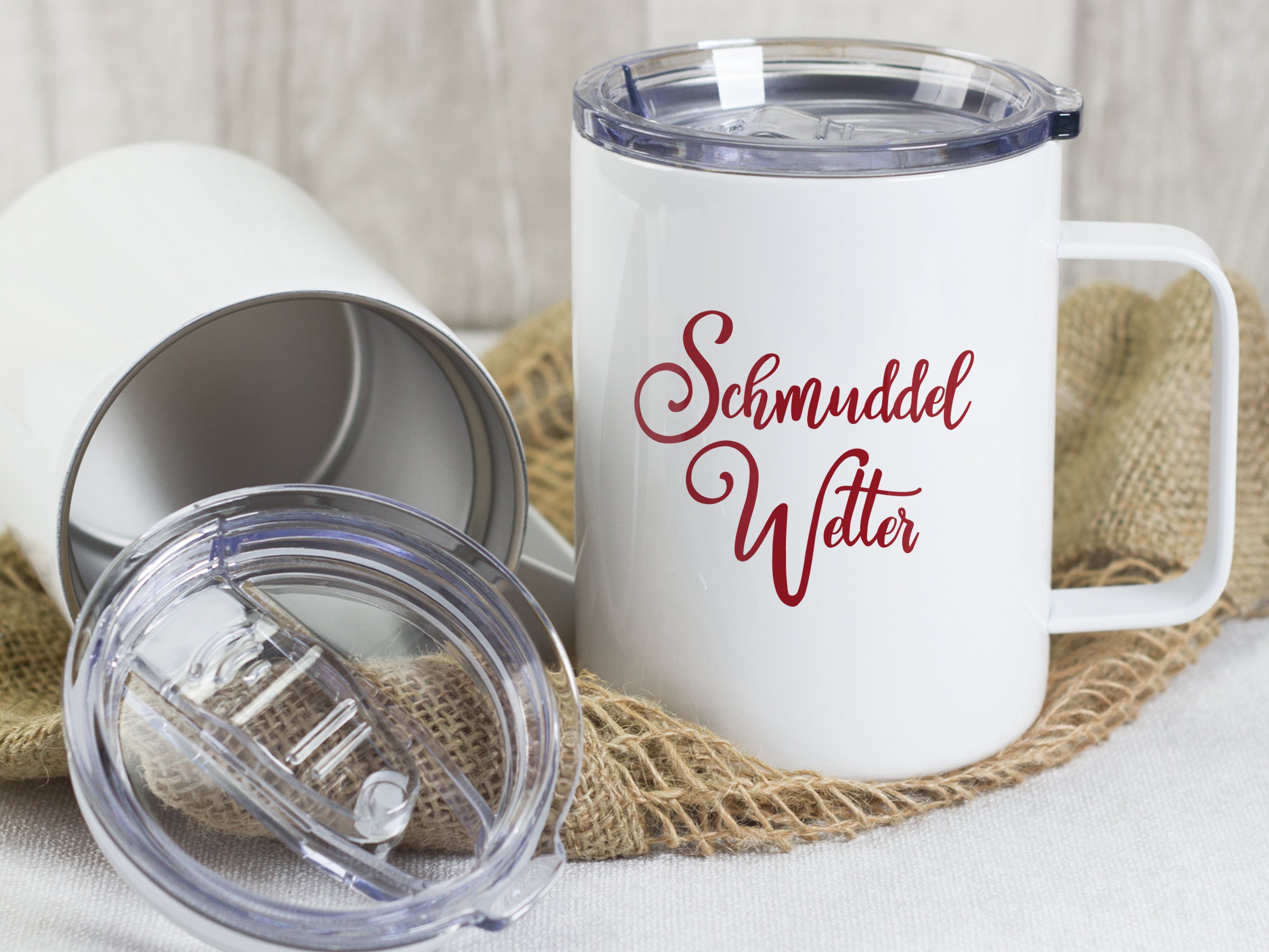 Weißer Becher mit rotem Schriftzug "Schmuddel Wetter"