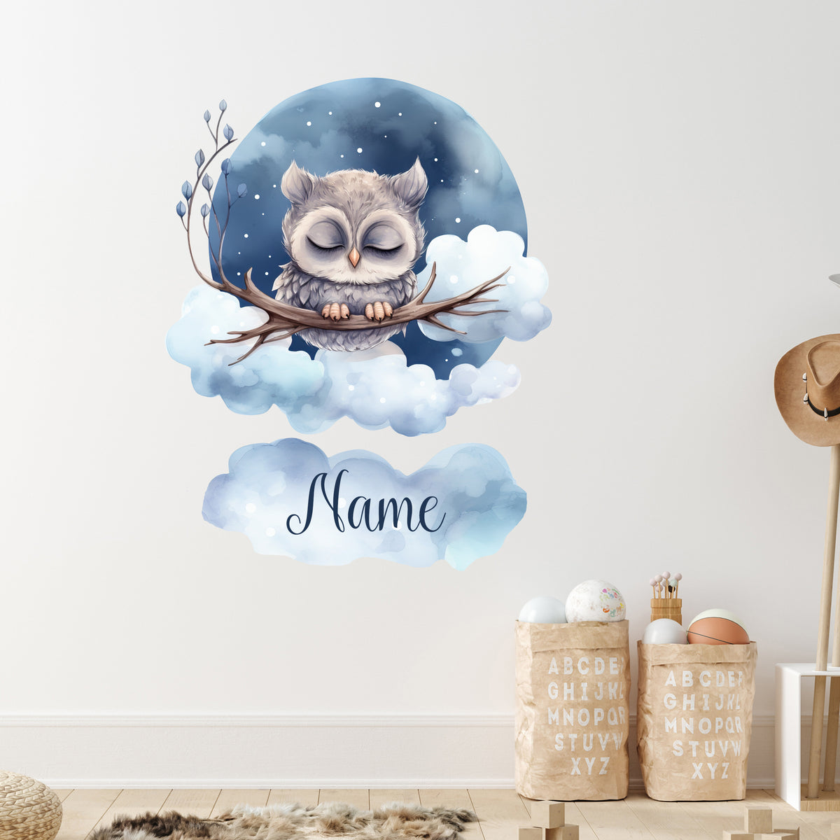 Wandtattoo mit schlafender Eule auf Wolke und Wunschname an weißer Wand