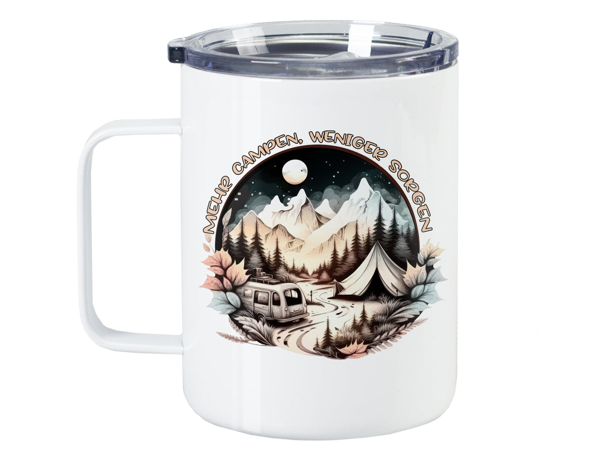 Weißer Becher mit Camping-Motiv, Berge und Zelt.