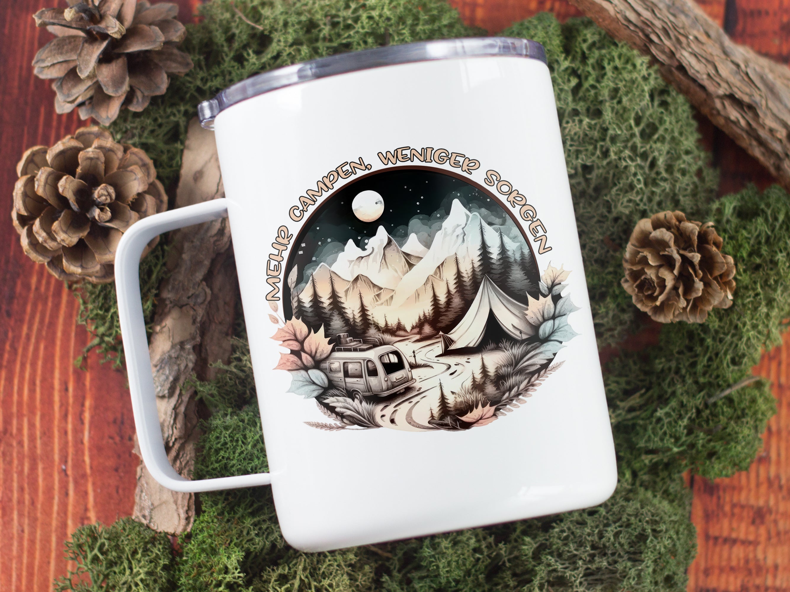 Weißer Campingbecher mit Berglandschaft und Spruch.
