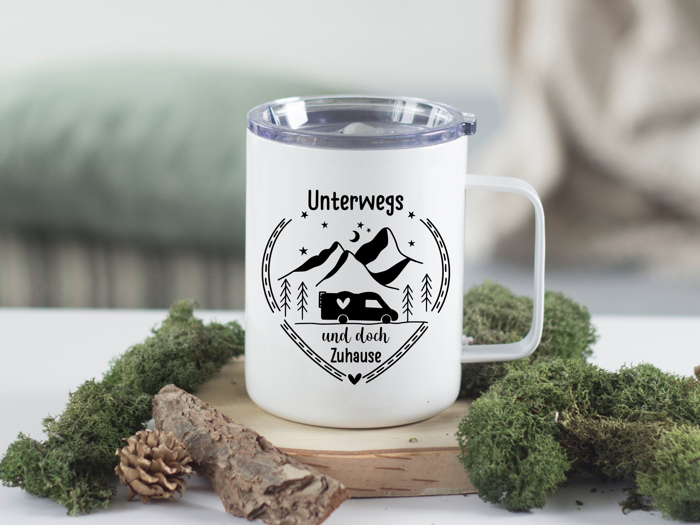 Weißer Becher mit schwarzem Druck, Bergmotiv und Text.