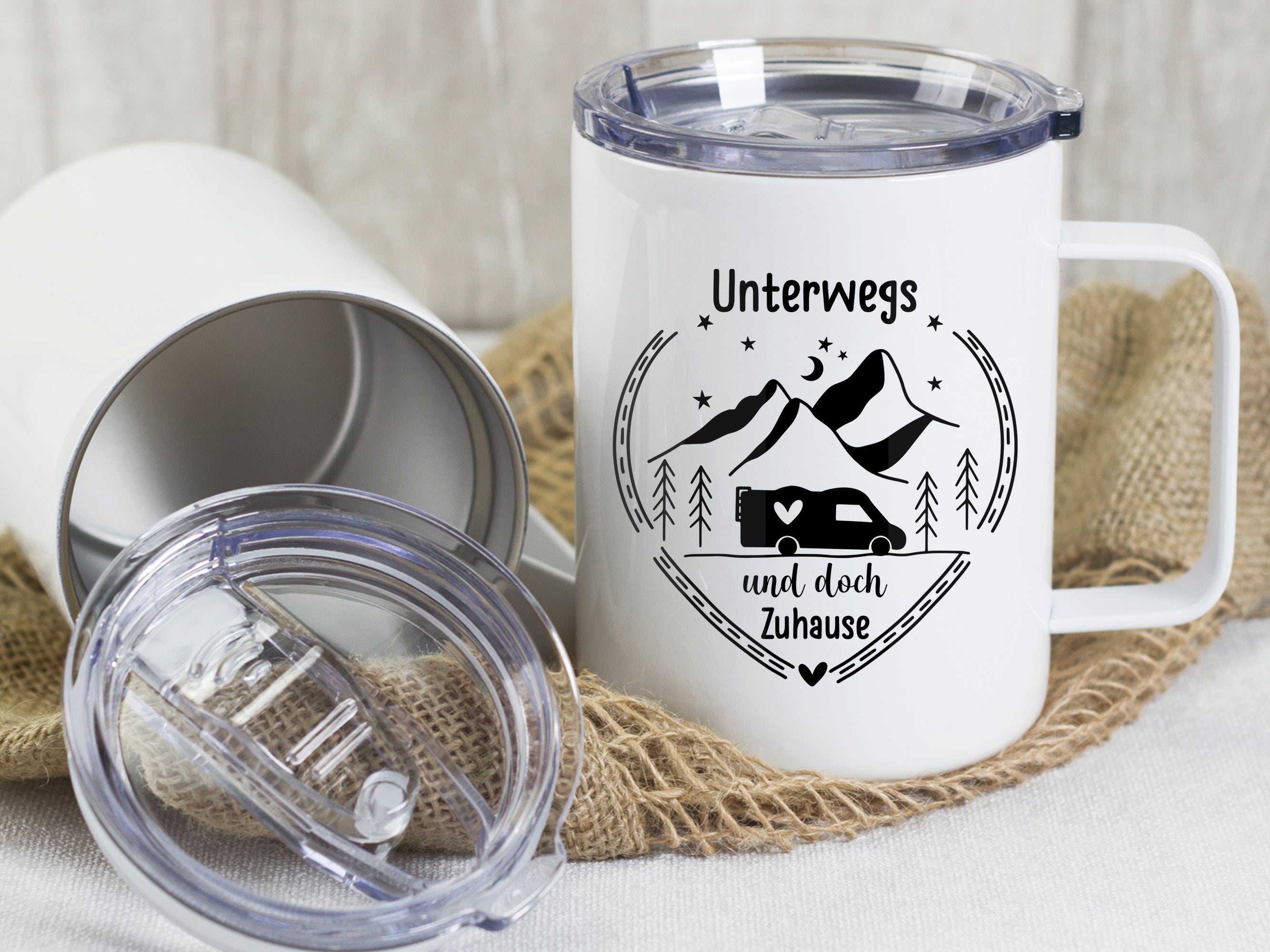 Weißer Becher mit Aufdruck: "Unterwegs und doch Zuhause".