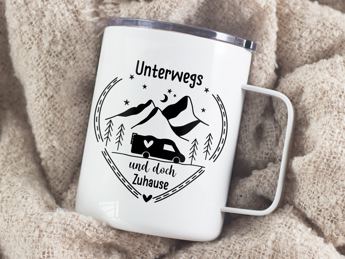 Weißer Campingbecher mit Aufdruck: "Unterwegs und doch Zuhause".
