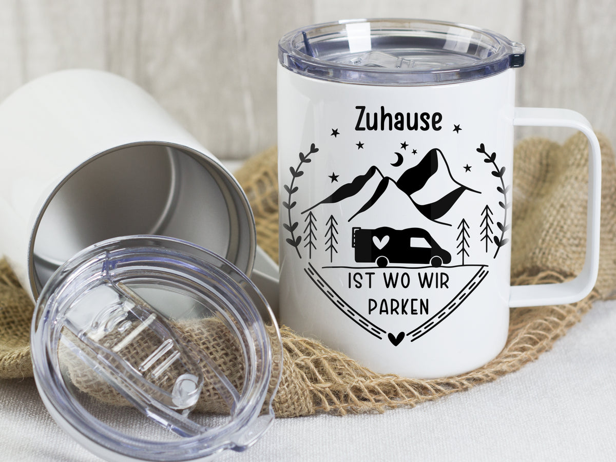 Weißer Becher mit schwarzem Aufdruck, Campingmotiv und Schriftzug.