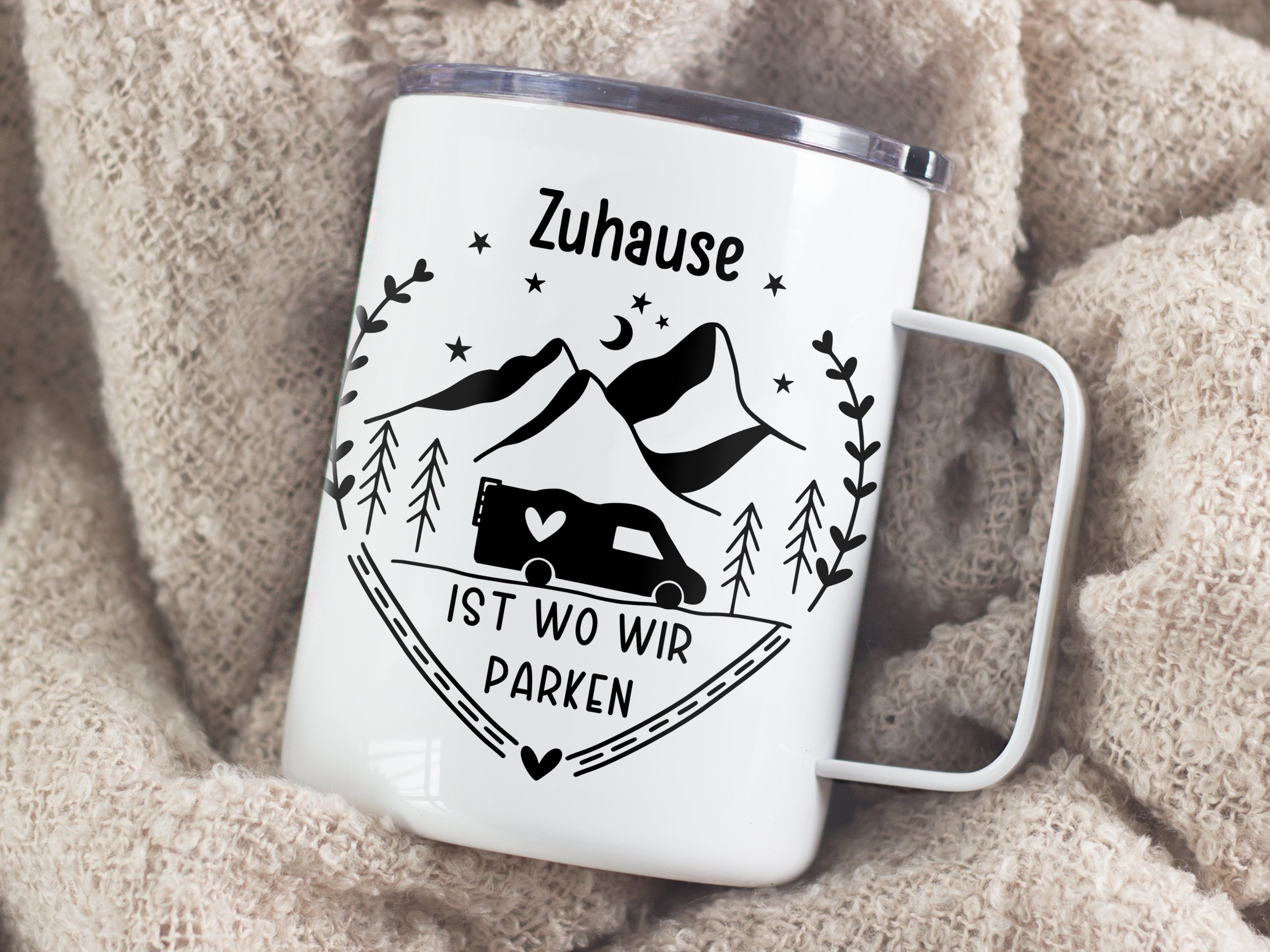 Weißer Campingbecher mit schwarzem Aufdruck und Bergmotiv.