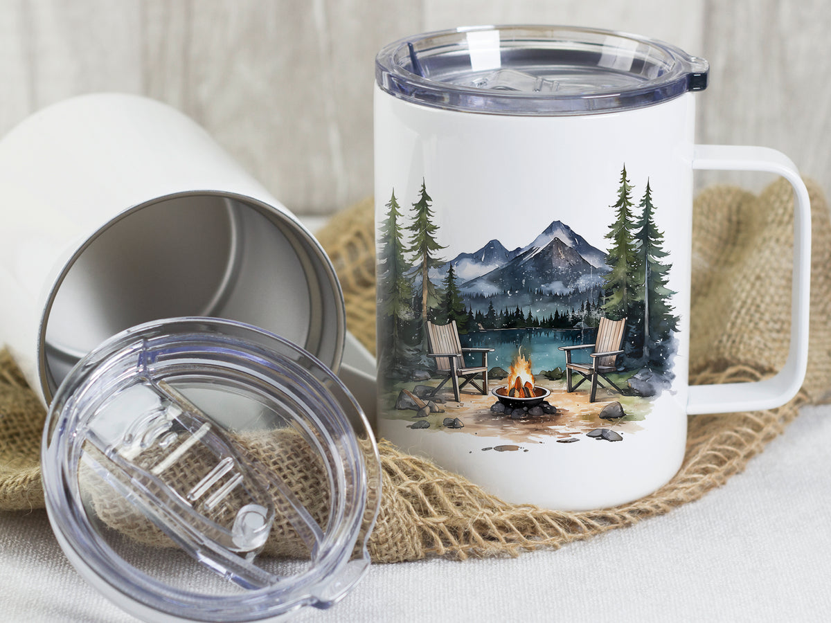 Tasse mit Camping-Motiv, Berglandschaft und Lagerfeuer.