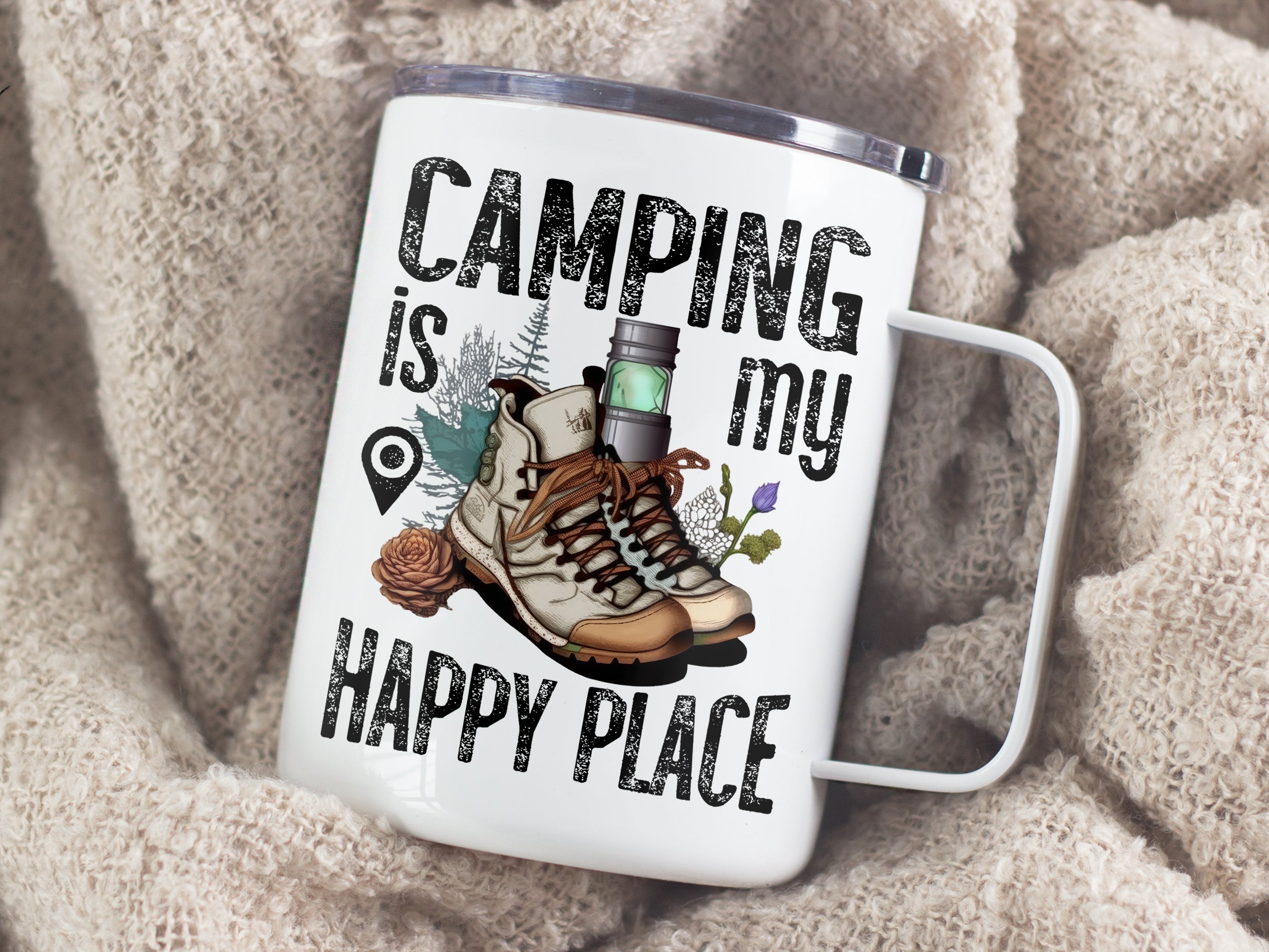 Camping-Tasse mit Wanderschuhen und Pflanzenmotiven.