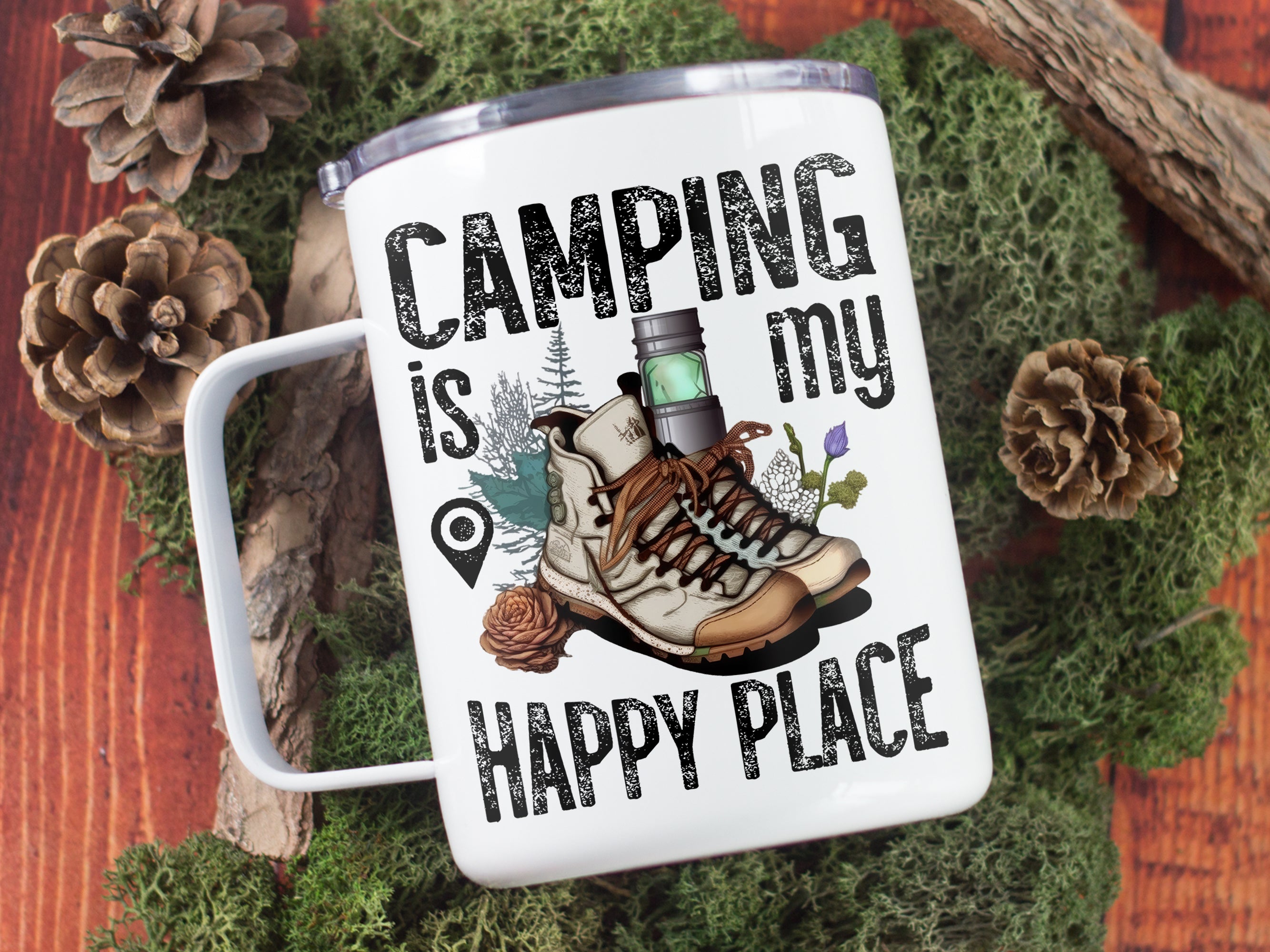 Tasse mit Camping-Motiv, braunen Wanderschuhen und grünen Details.