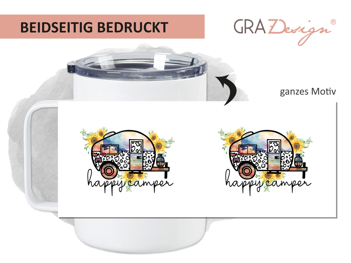 Becher mit buntem Wohnwagen-Motiv und "happy camper"-Schriftzug.