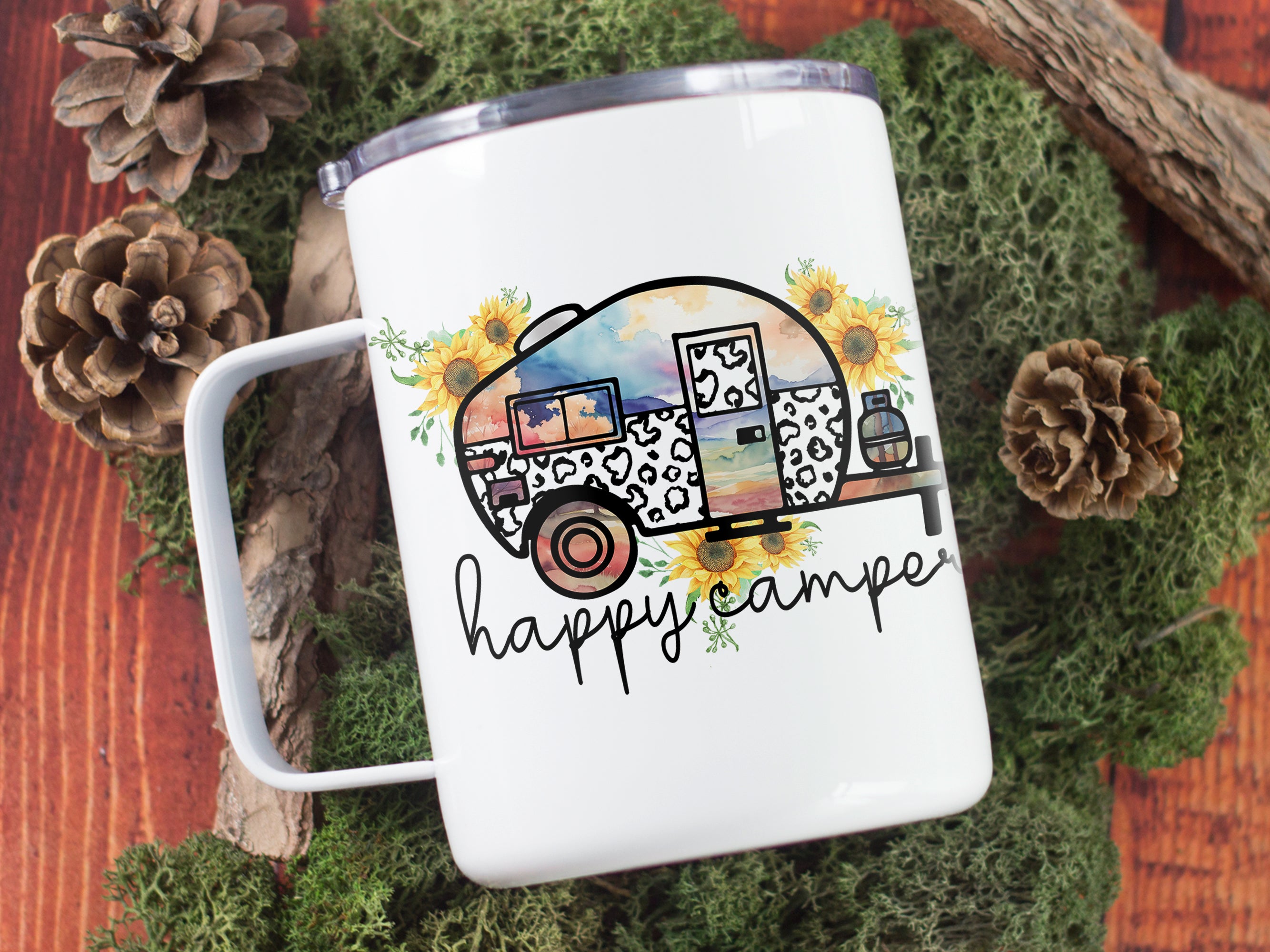 Tasse mit buntem Wohnwagen-Design und "happy camper"-Schriftzug.