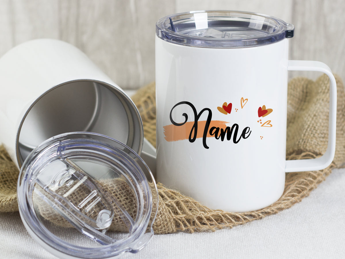 Weißer Becher mit personalisierbarem Namen und Herzmotiven.