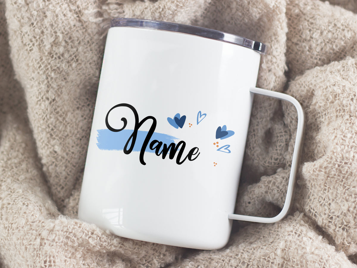 Weißer Becher mit personalisiertem Namen und blauen Herzen.