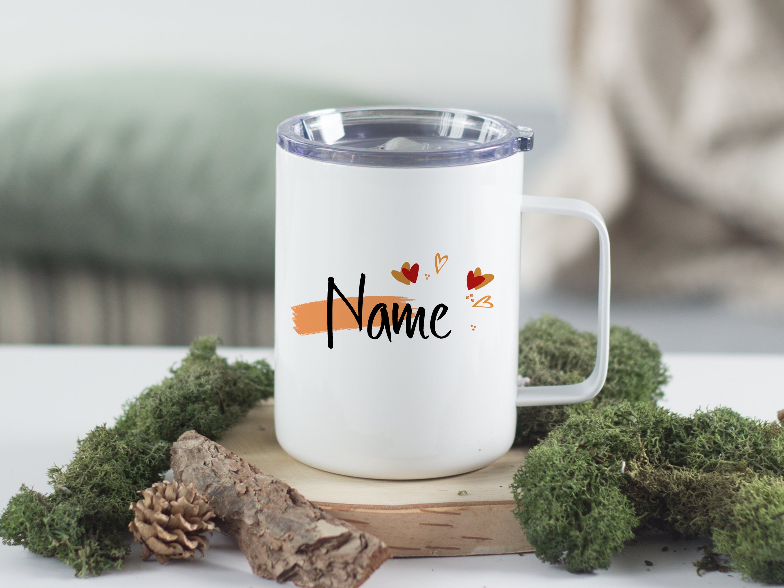 Weißer Becher mit personalisierbarem Namen und Herzmotiven.