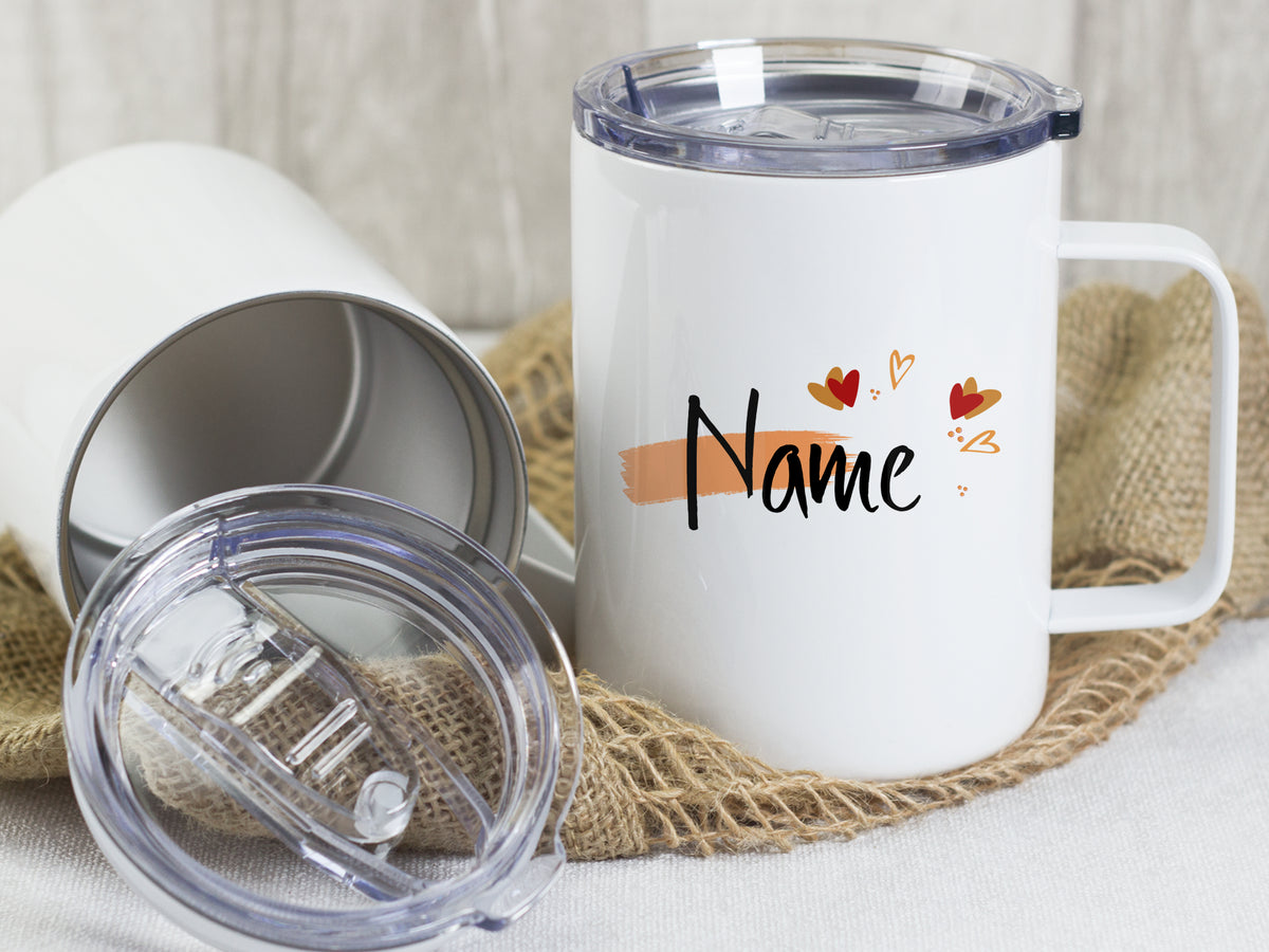 Weißer Becher mit personalisierbarem Namen und Herzmotiven.