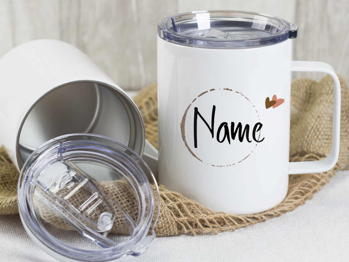 Weißer Becher mit personalisierbarem Namen und transparentem Deckel.