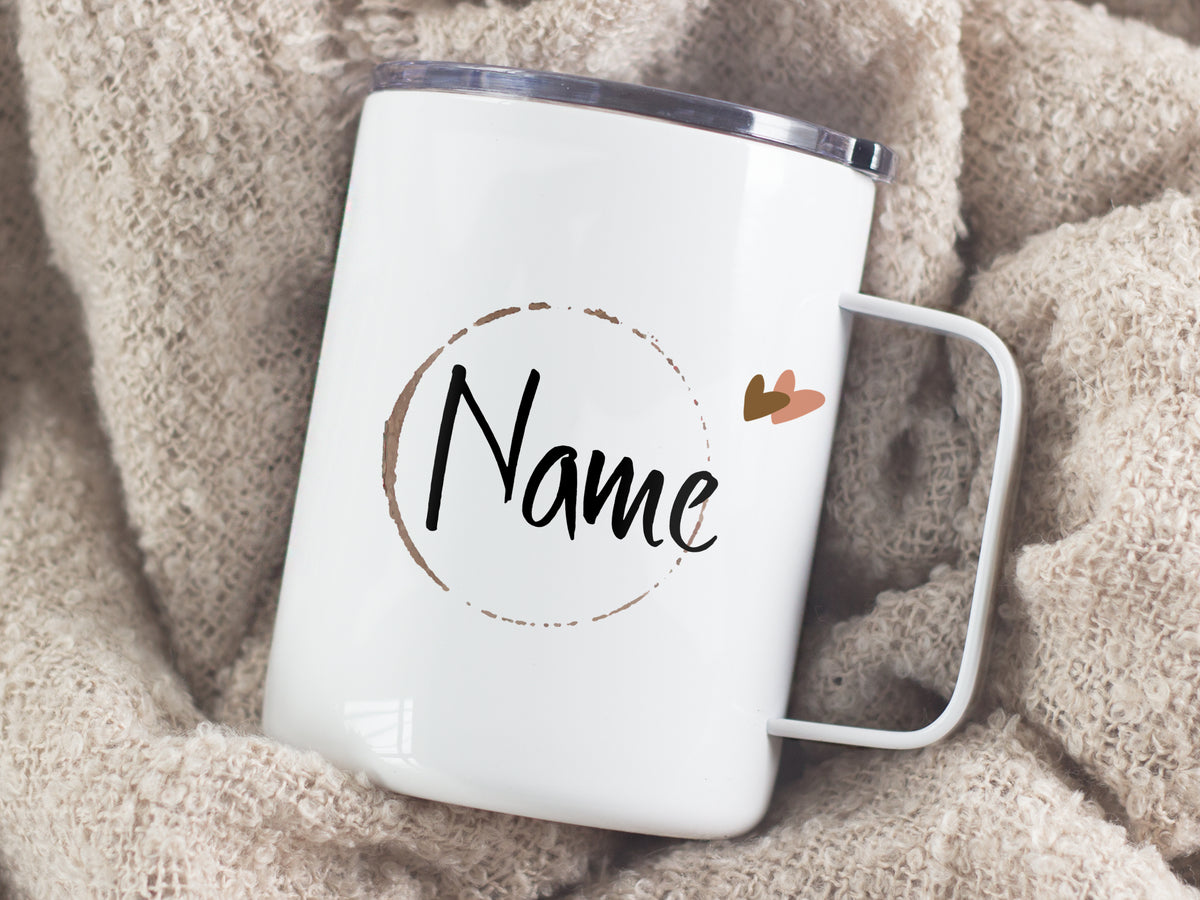 Weißer Becher mit personalisiertem Namen und Herz-Design.
