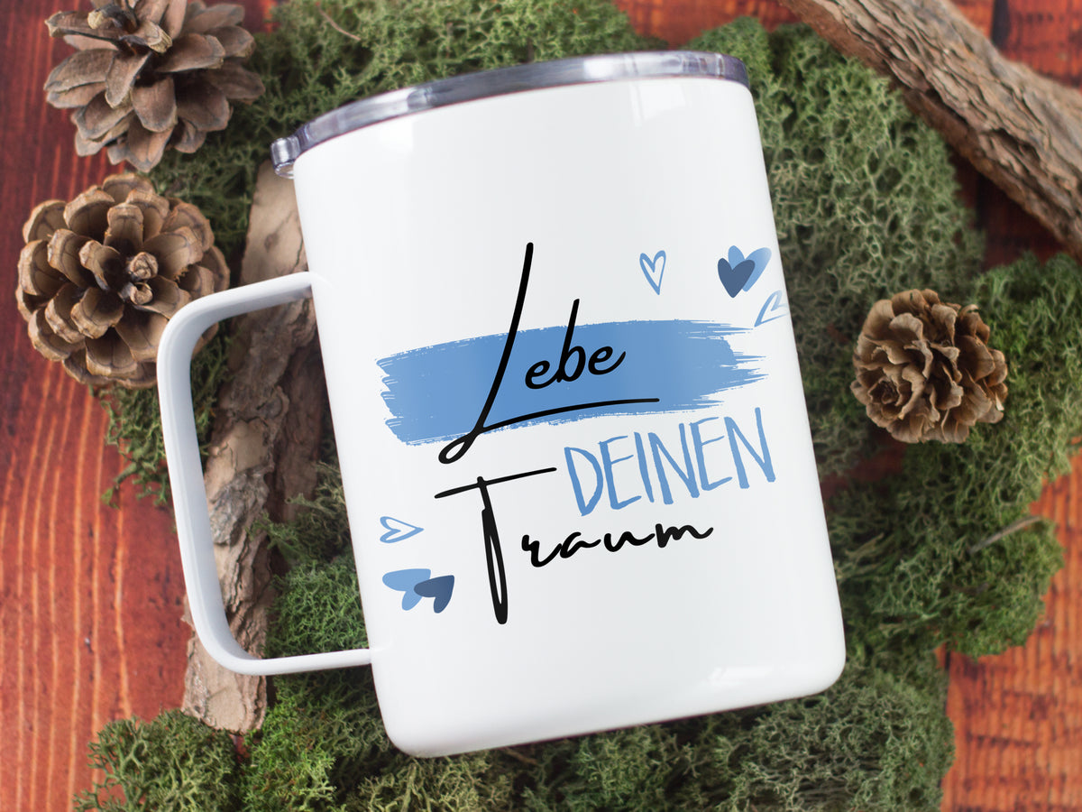 Weißer Becher mit blauem Schriftzug "Lebe deinen Traum".