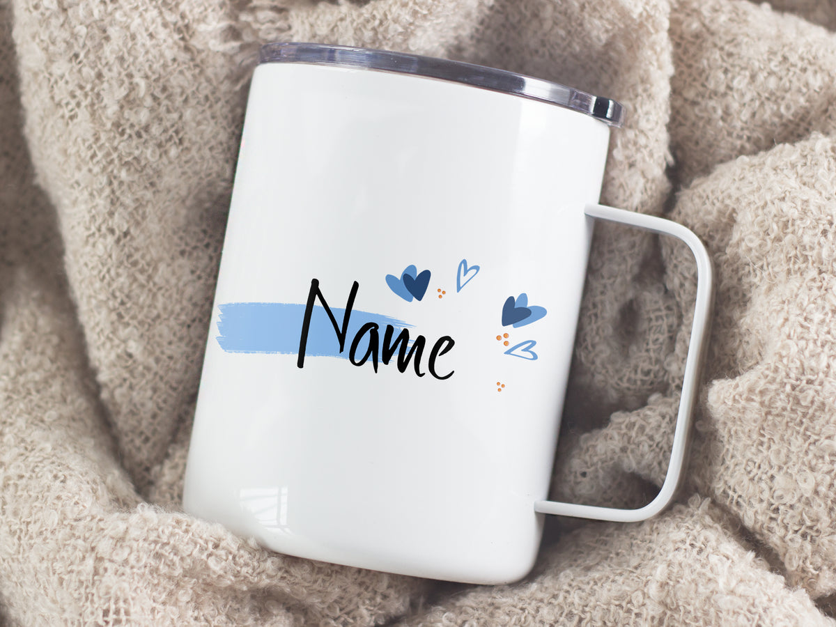Weißer Becher mit personalisierbarem Namen und Herzmotiven.