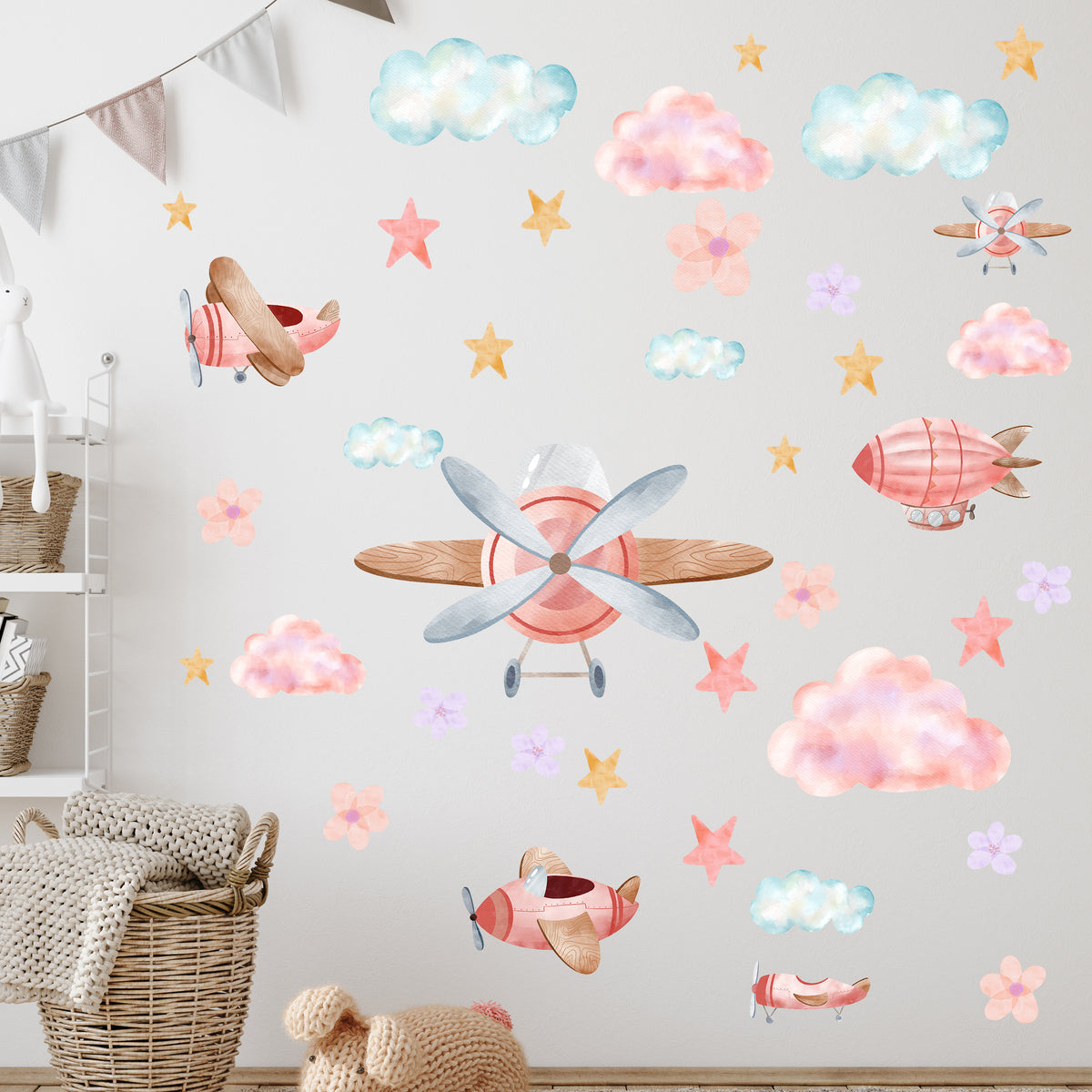 Wandtattoo mit Flugzeugen und Wolken im Kinderzimmer