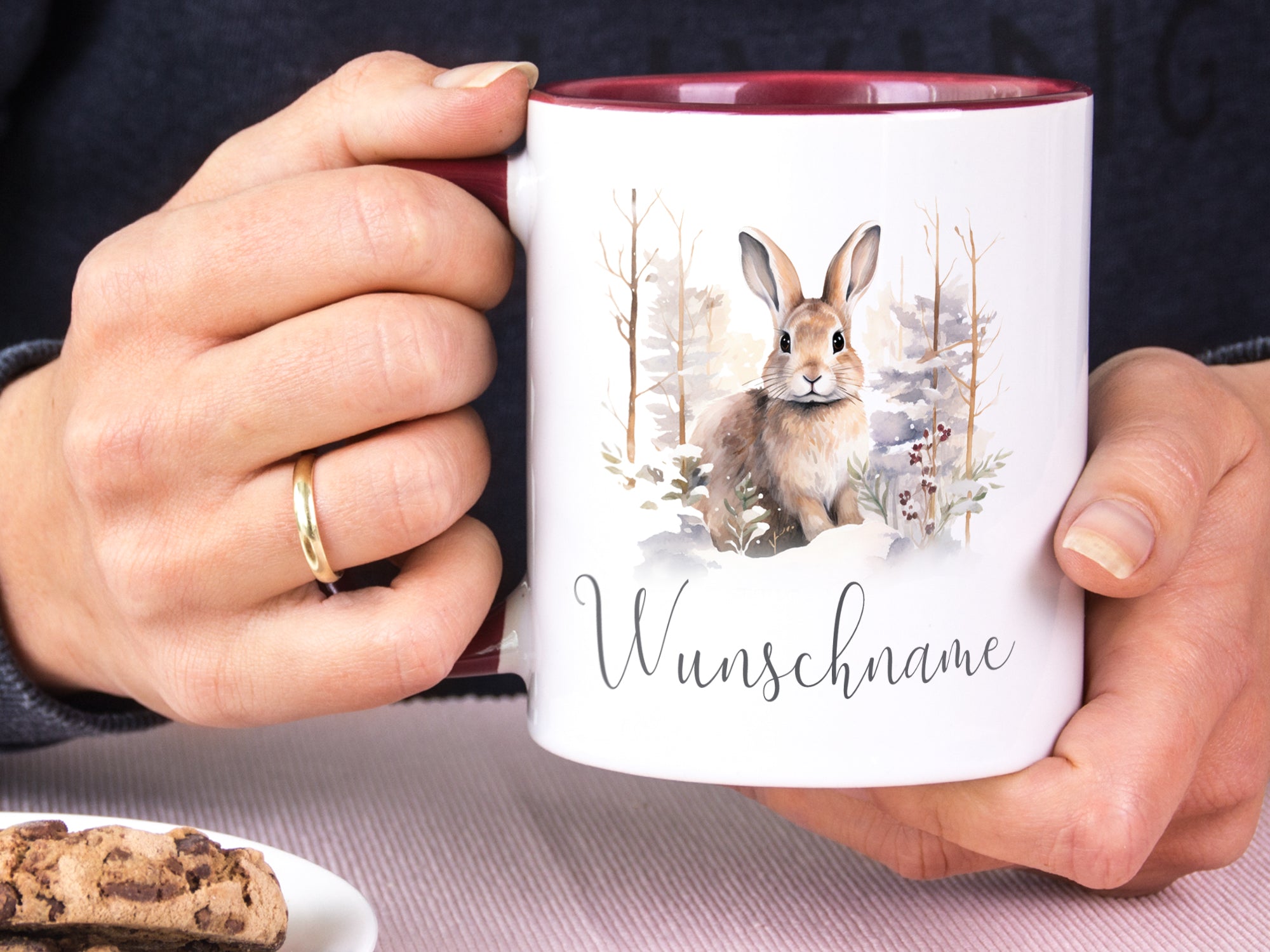 Tasse mit Kaninchenmotiv und Wunschname, rot-weiße Farbgebung.