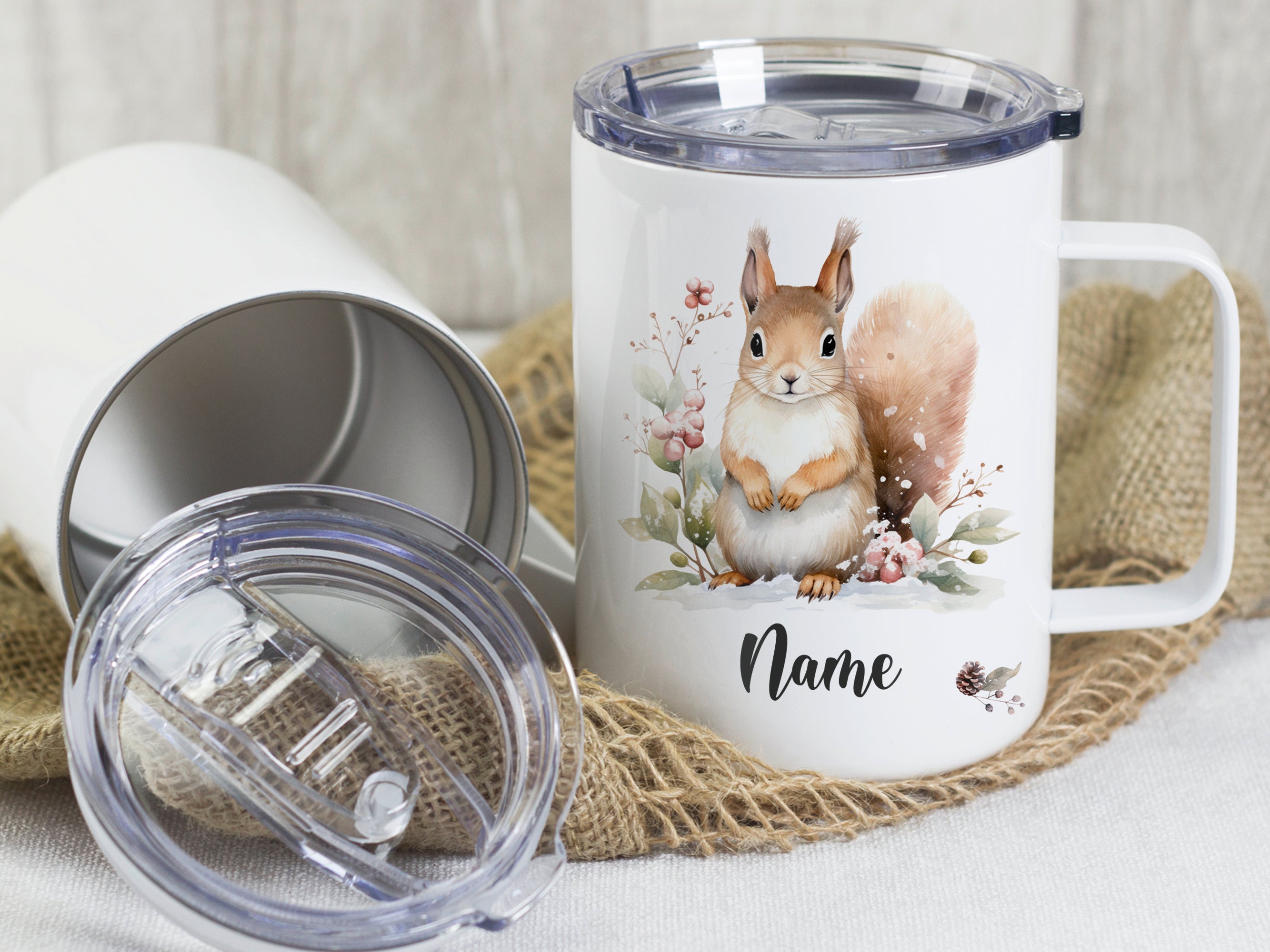 Weißer Becher mit Eichhörnchen-Motiv und personalisierbarem Namen.