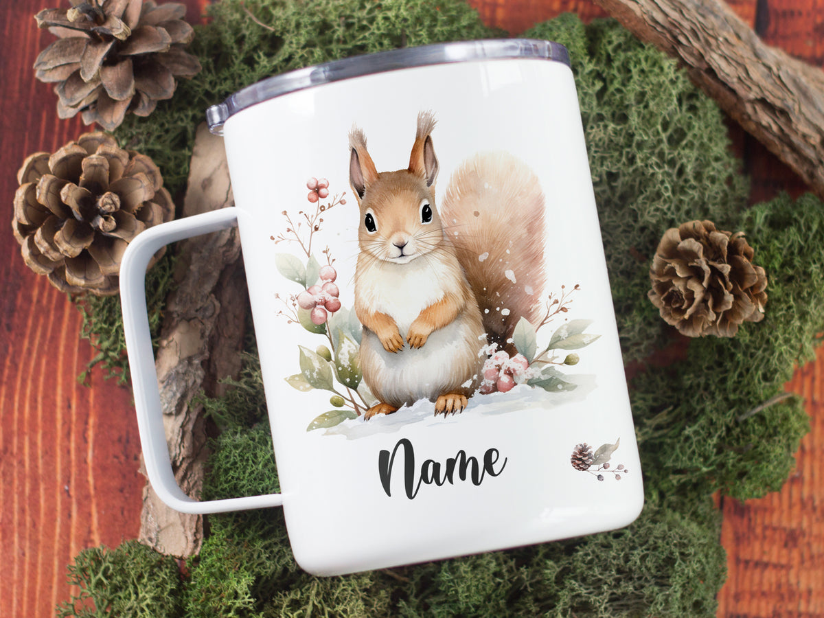 Weißer Becher mit Eichhörnchen und floralem Design.
