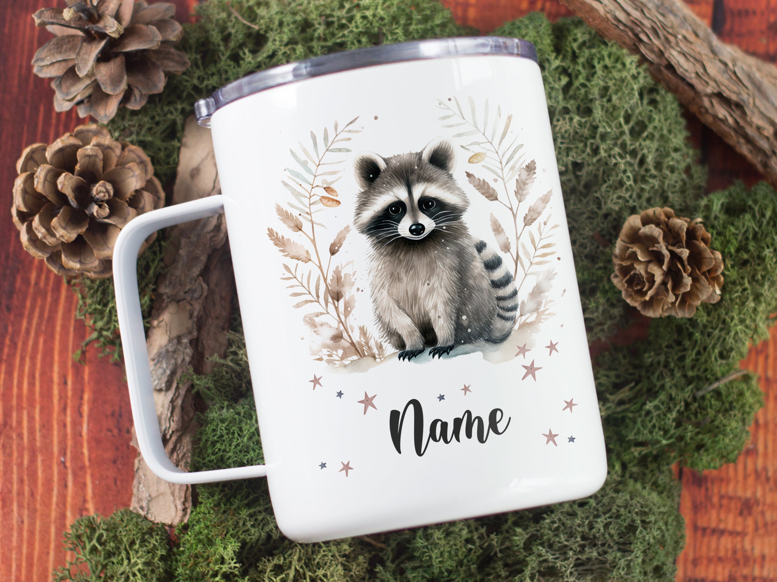 Weißer Becher mit Waschbär-Illustration und personalisierbarem Namen.