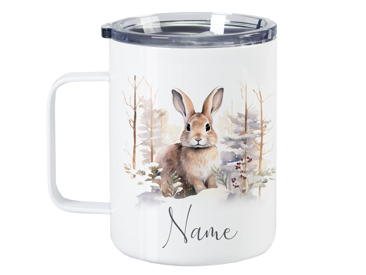 Weißer Becher mit Hase und personalisiertem Namen.