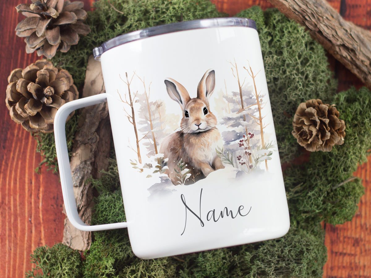 Weißer Becher mit niedlichem Hasenmotiv und personalisierbarem Namen.