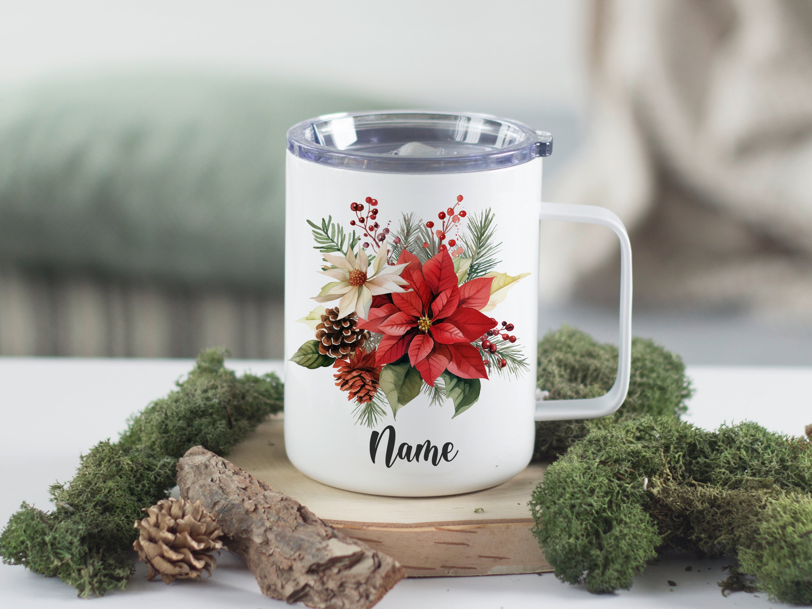 Weißer Becher mit roten und grünen Weihnachtsblumen, personalisiert.