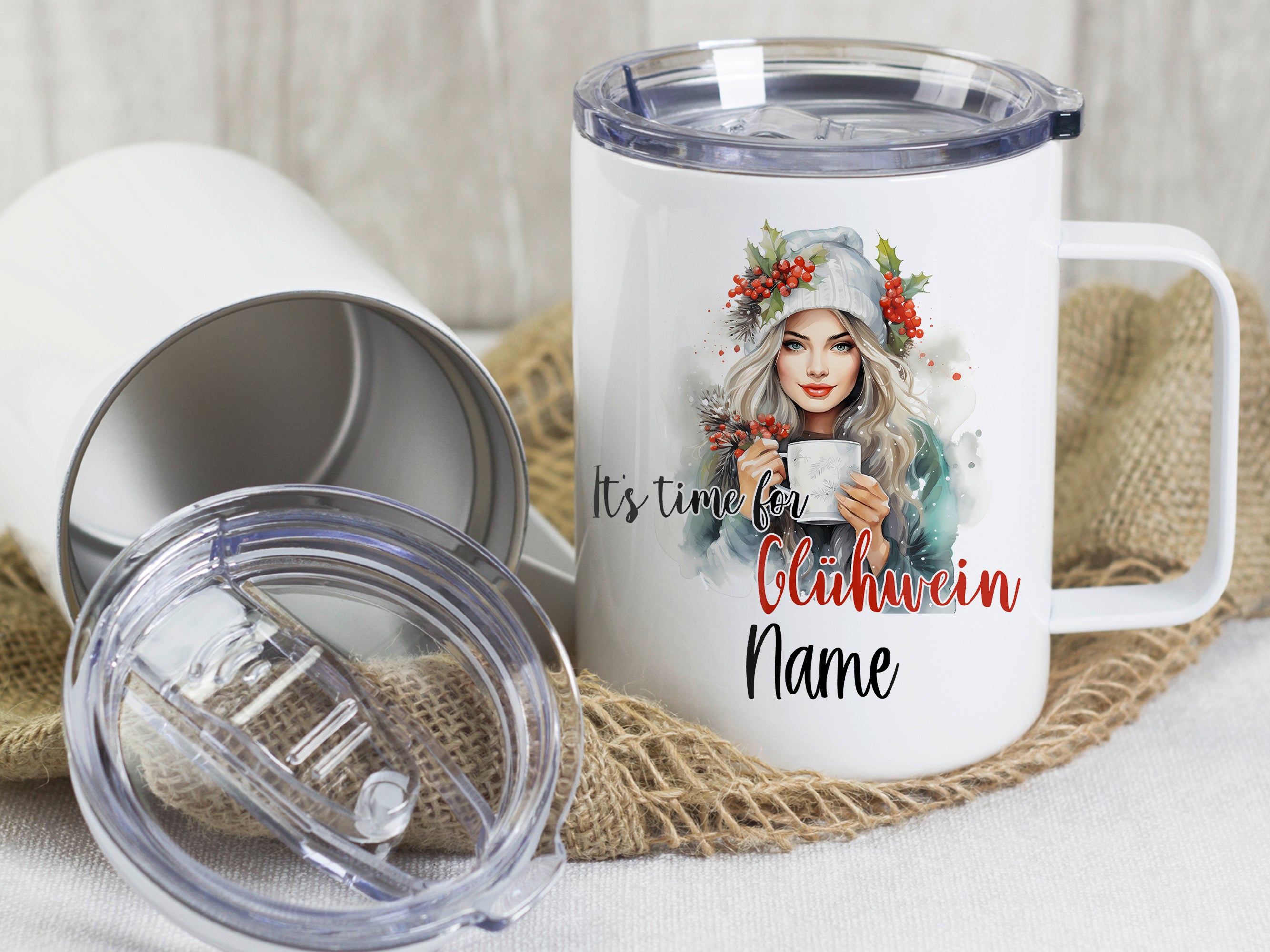 Becher mit winterlicher Grafik und Glühwein-Motiv.