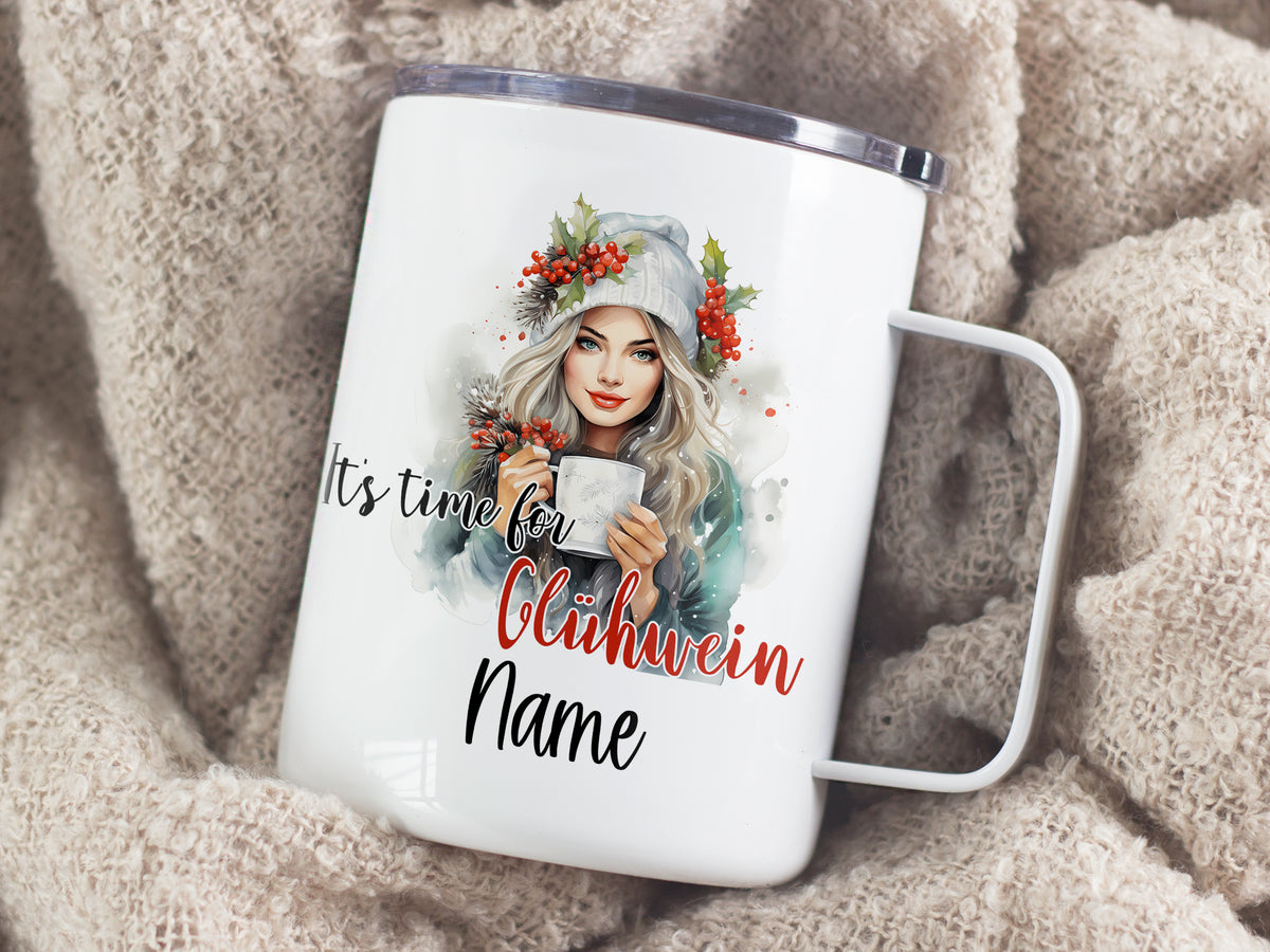 Tasse mit winterlicher Frau und Glühwein-Motiv.