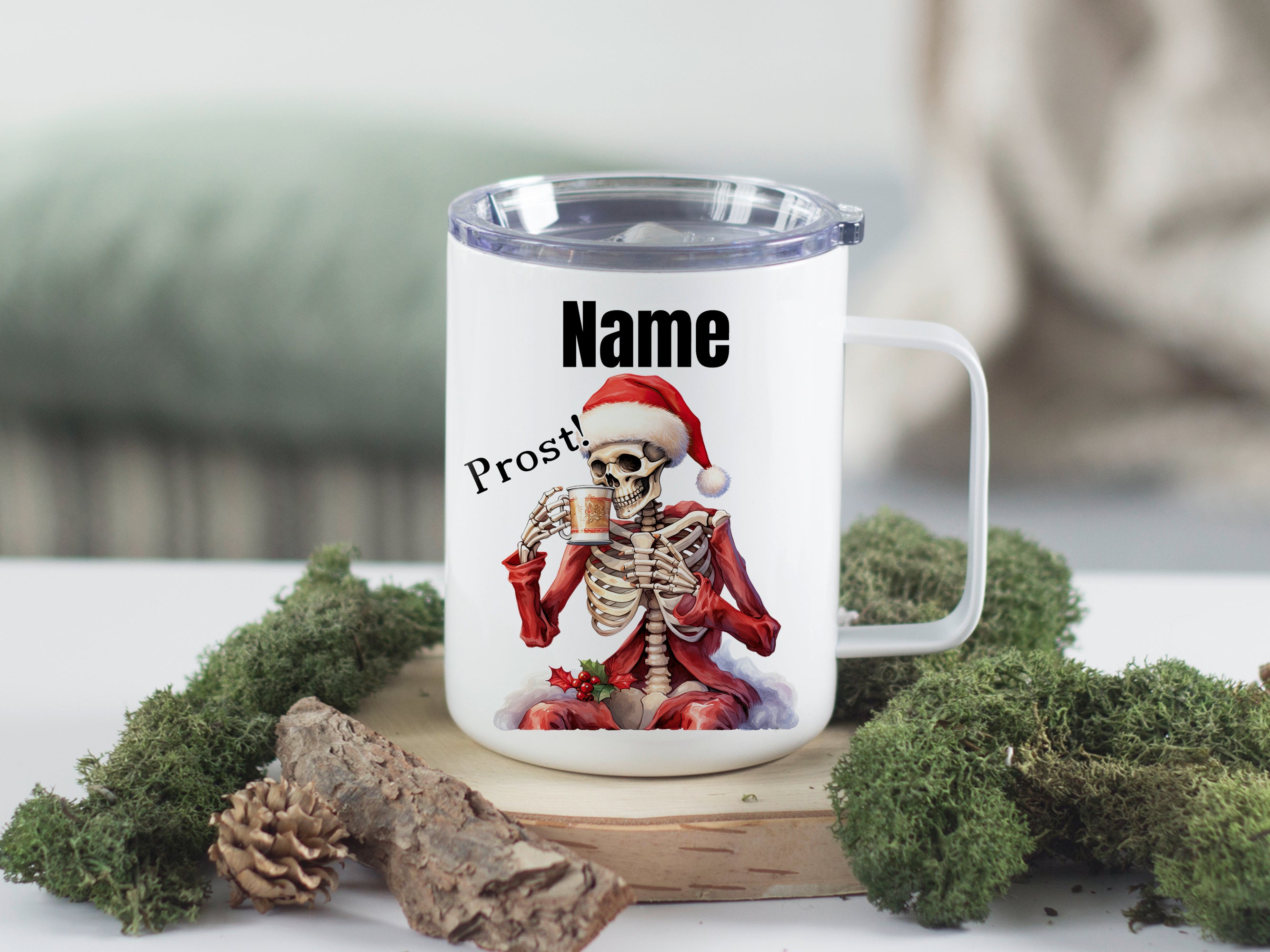 Weißer Becher mit Skelett im Weihnachtsmannkostüm, personalisierbar.