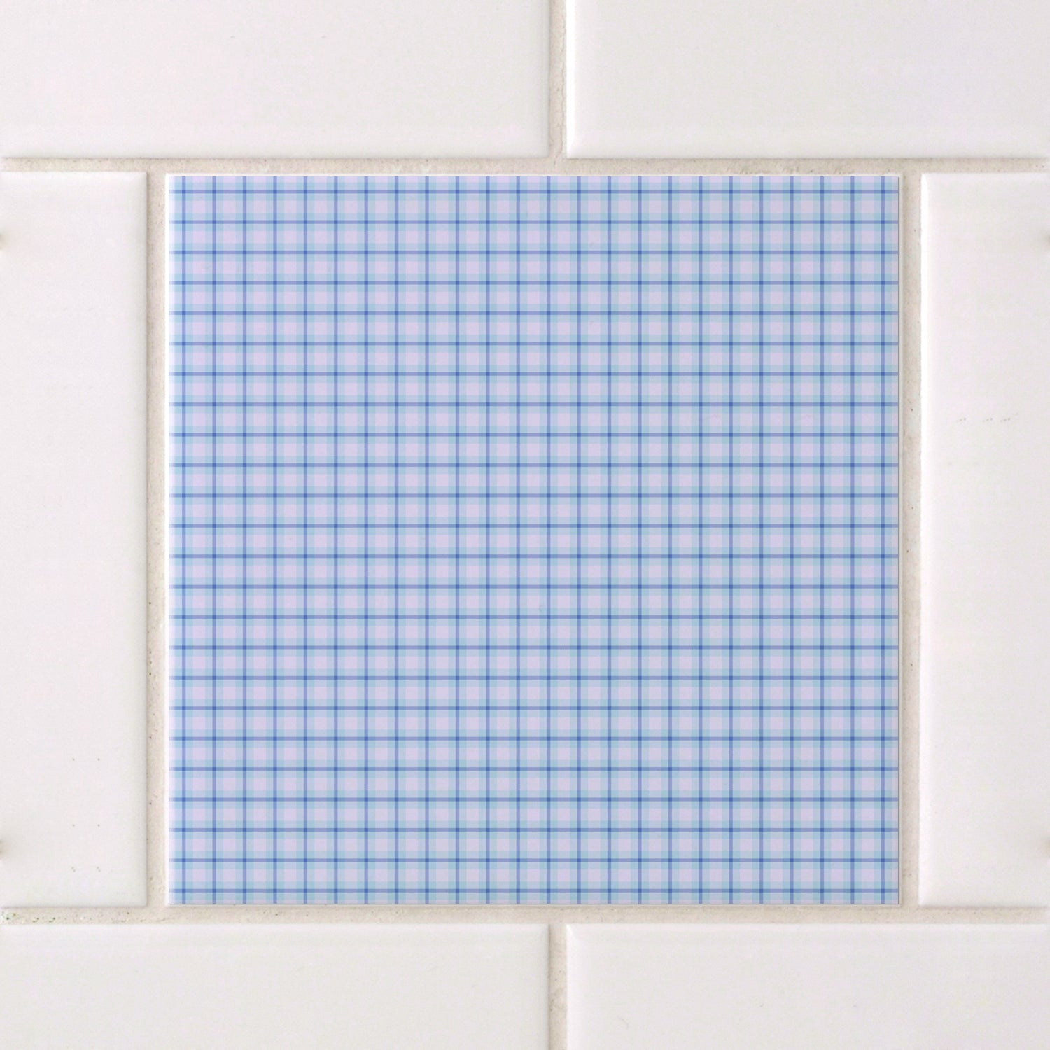 Blau kariertes Papier auf weißem Hintergrund.